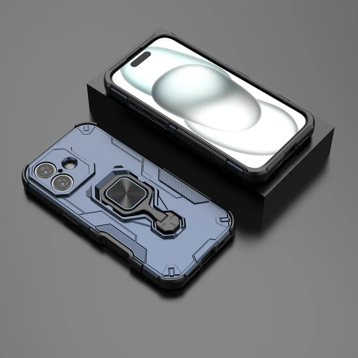 Twee blauwe telefoonhoesjes met zwarte accenten. Eén hoesje heeft een ringhouder. Een telefoon ligt op een zwarte kubus en toont een wazig scherm.