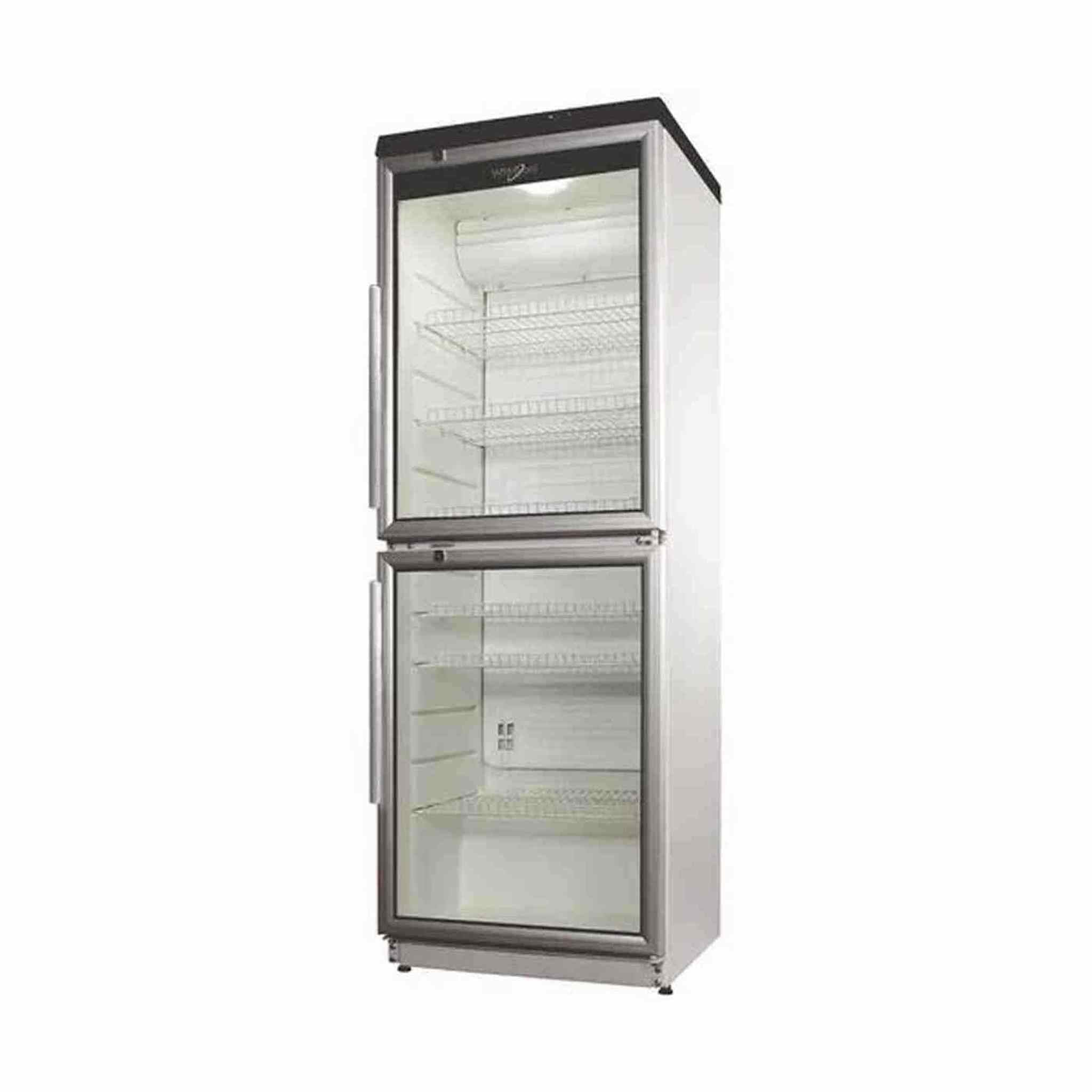 Un grand réfrigérateur commercial blanc avec deux portes vitrées. Chaque porte a des étagères. Le dessus a un panneau noir.