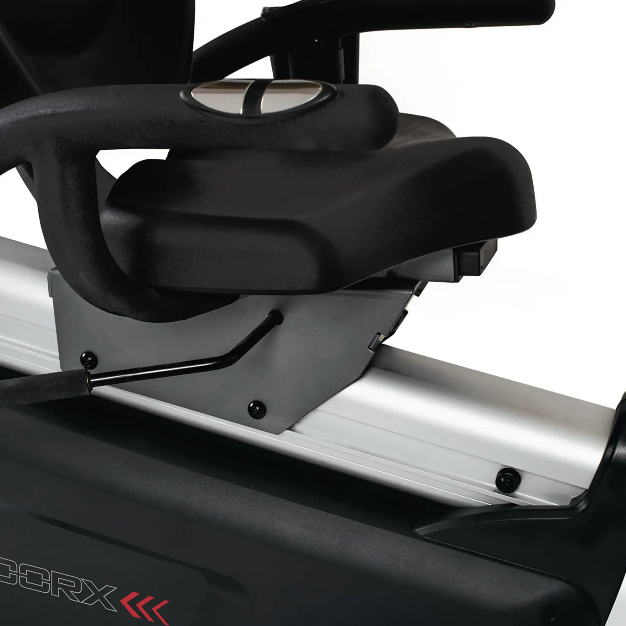 Close-up van de zitting en het stuur van de hometrainer. Zwarte zitting, grijs frame, met zwarte accenten.