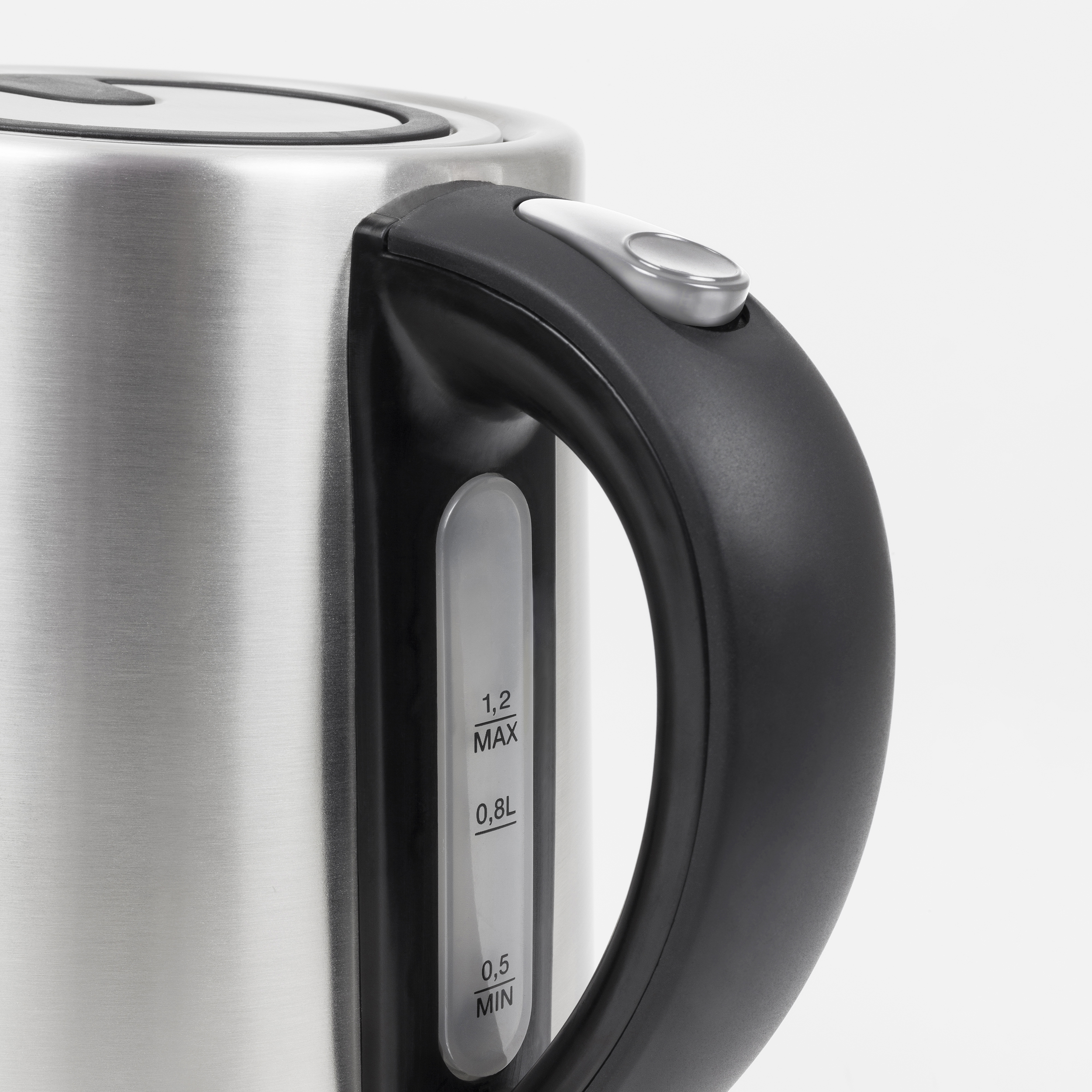 Primo piano di un bollitore elettrico argentato con manico nero e indicatore del livello dell'acqua. Sfondo bianco.