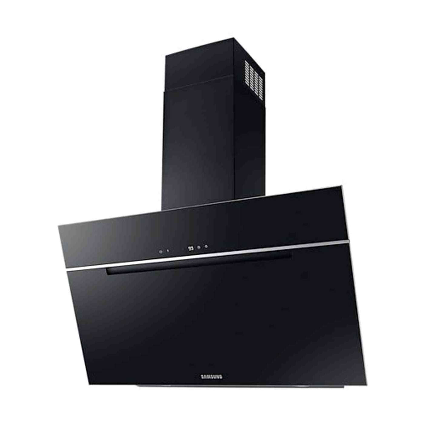Een zwarte Samsung afzuigkap, schuin. Het heeft een rechthoekig ontwerp en zilveren afwerking en een digitaal display. De achtergrond is wit.