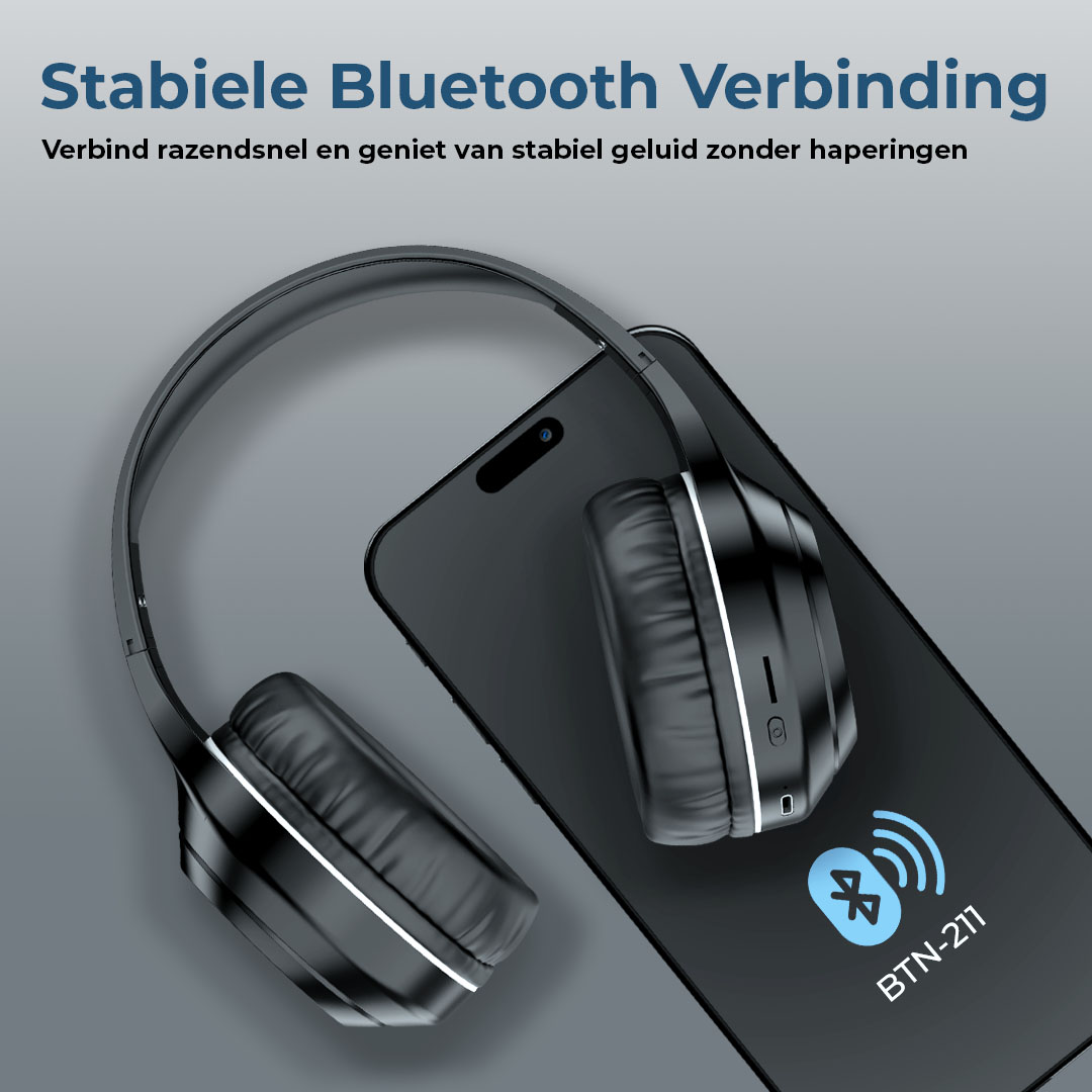 Un casque noir avec des accents blancs repose sur un téléphone noir. Le téléphone affiche une icône Bluetooth. Le fond est gris.