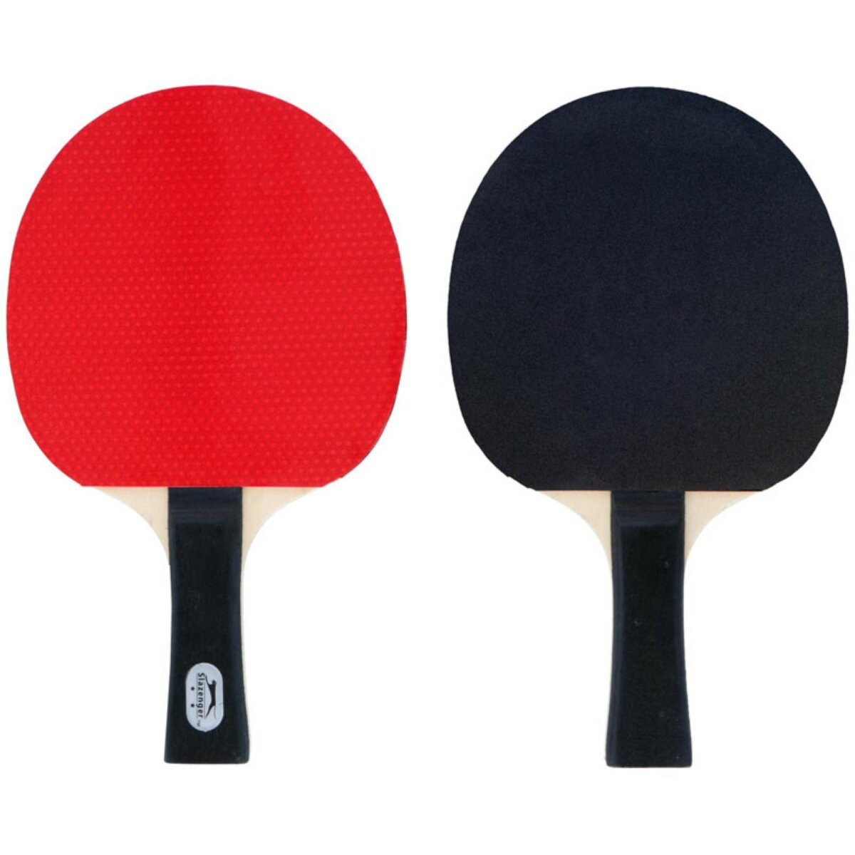 Twee pingpongbatjes, één rood, één zwart. Elk heeft een zwart handvat en een houten basis.