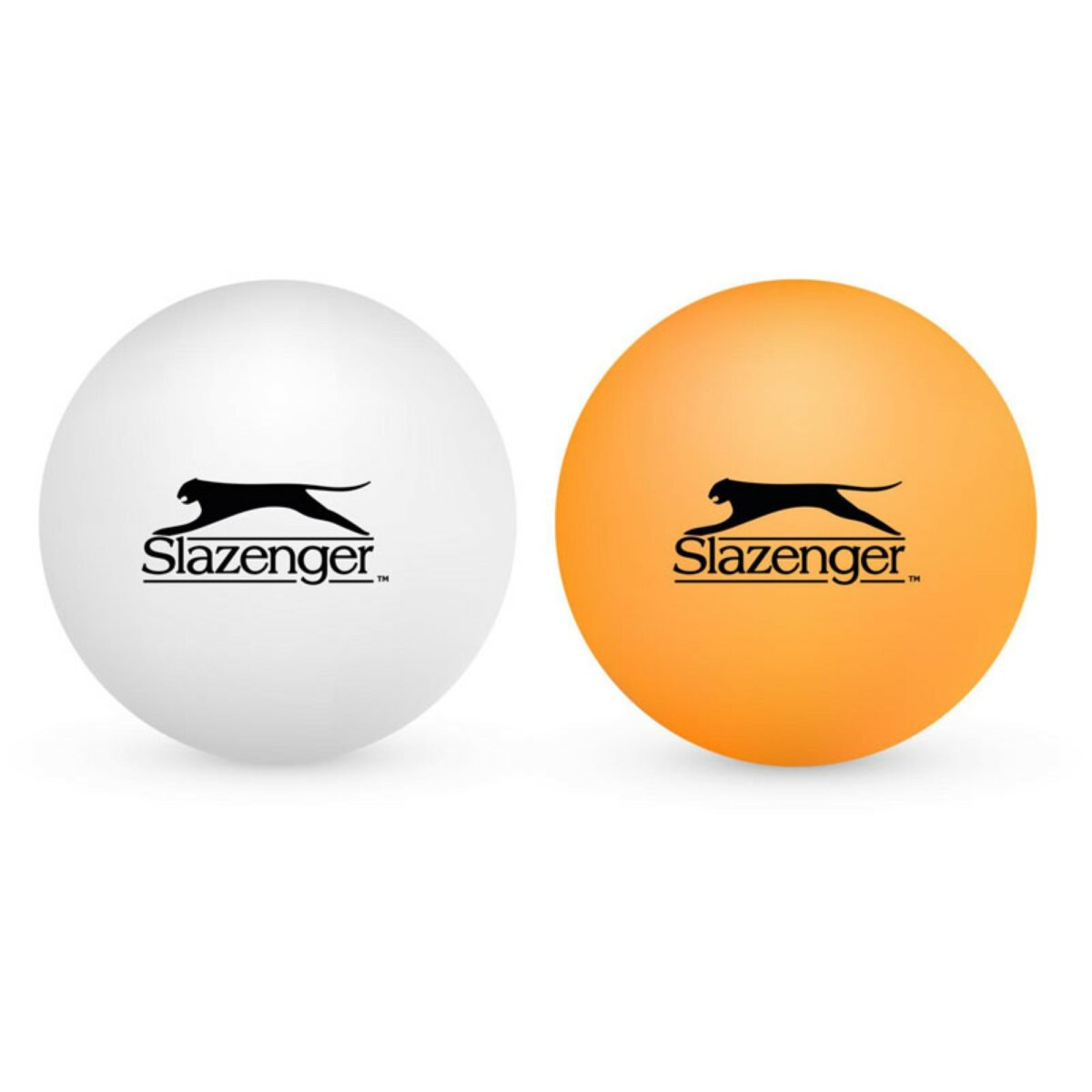 Twee pingpongballen: een witte, een oranje. Elk heeft het 'Slazenger'-logo met een zwarte panter.