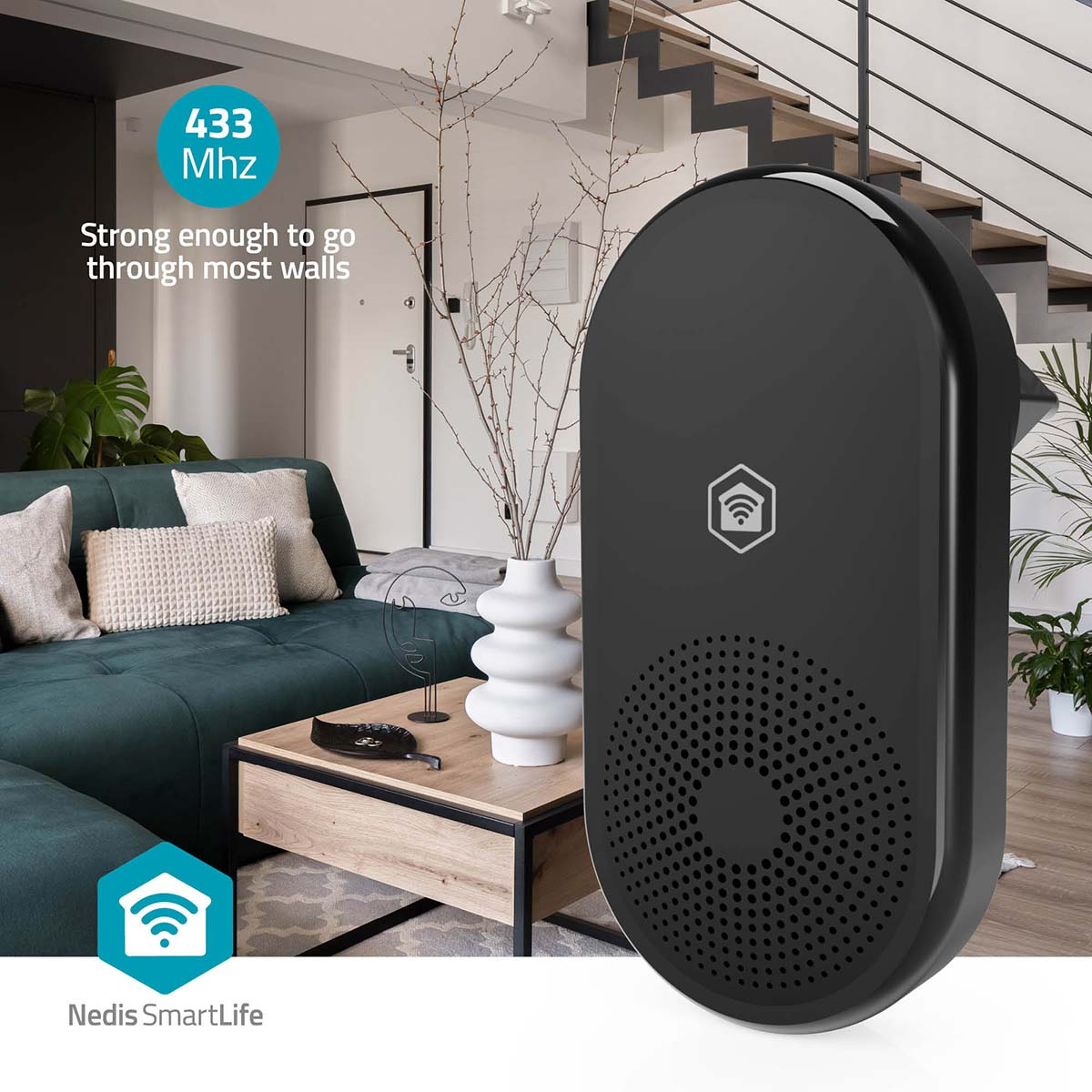 Een zwart Nedis SmartLife-apparaat met luidspreker, in een woonkamer met groene bank, salontafel en trap.