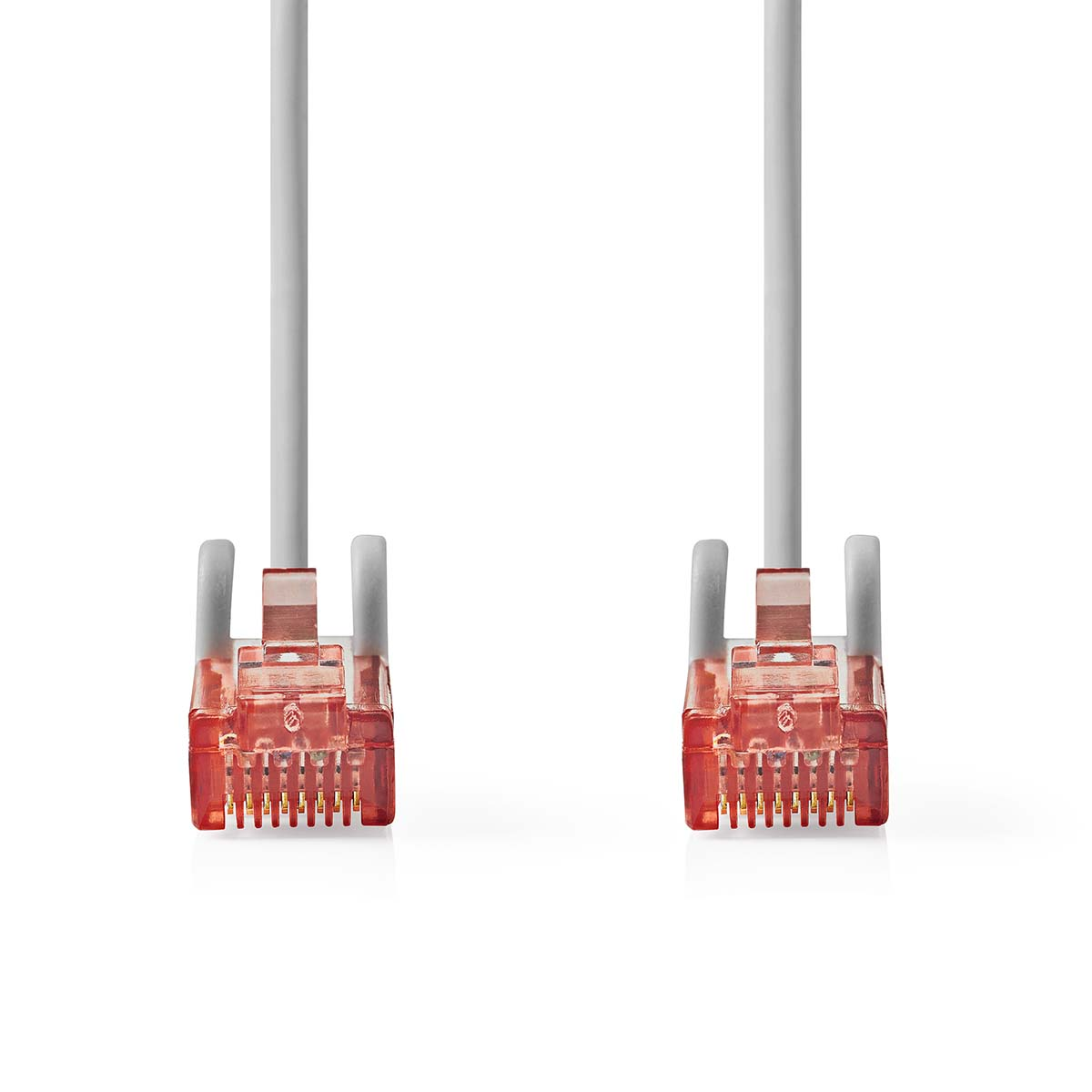 Twee RJ45-connectoren met transparant oranje plastic en grijze kabels. Witte achtergrond.