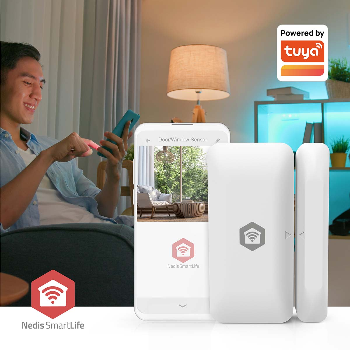 Ein Mann nutzt ein Smartphone neben einem intelligenten Türsensor. Das Telefon zeigt einen Tür-/Fenstersensor an. Die Szene deutet auf Smart-Home-Integration hin.