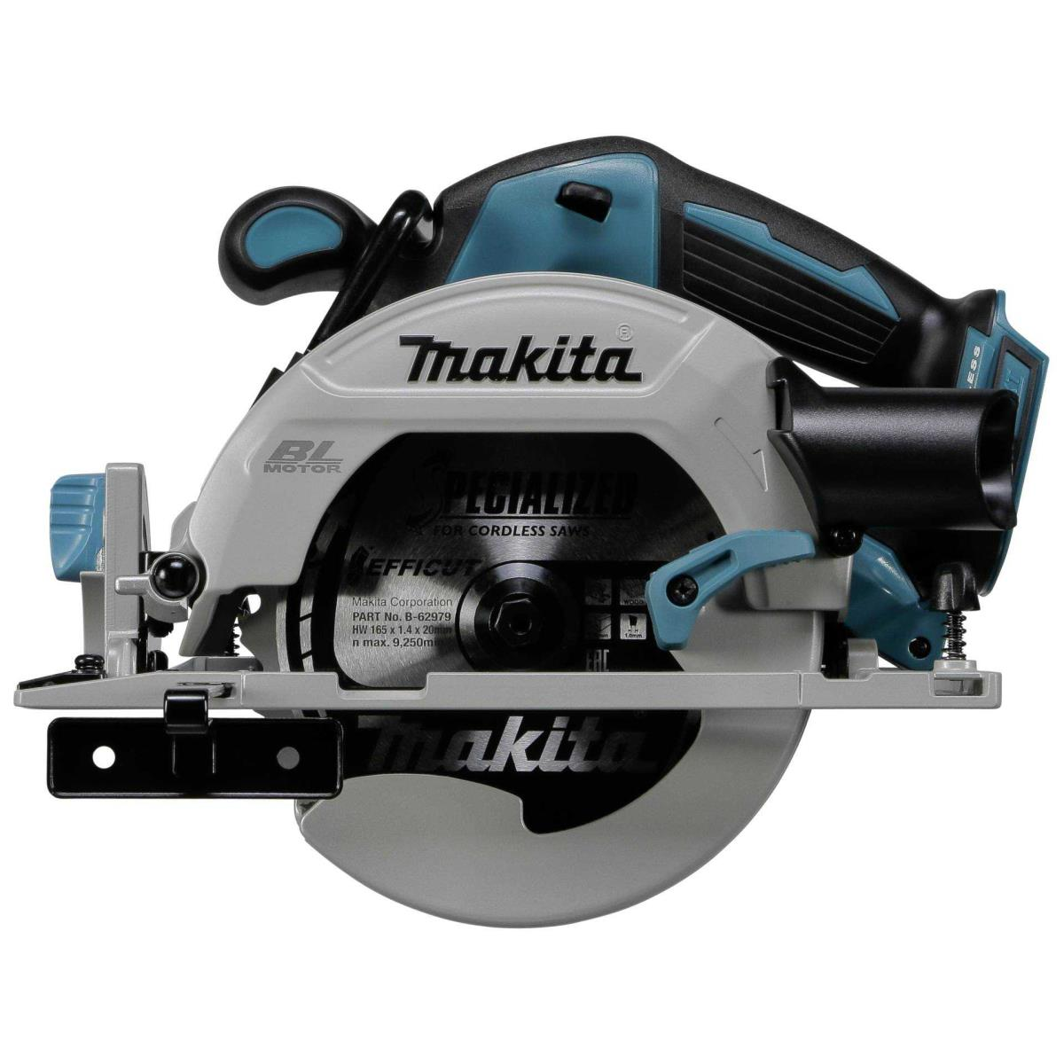 Eine kabellose Kreissäge von Makita. Die Säge ist grau, schwarz und teal. Das Sägeblatt ist schwarz und hat Text. Die Säge ist auf weißem Hintergrund.