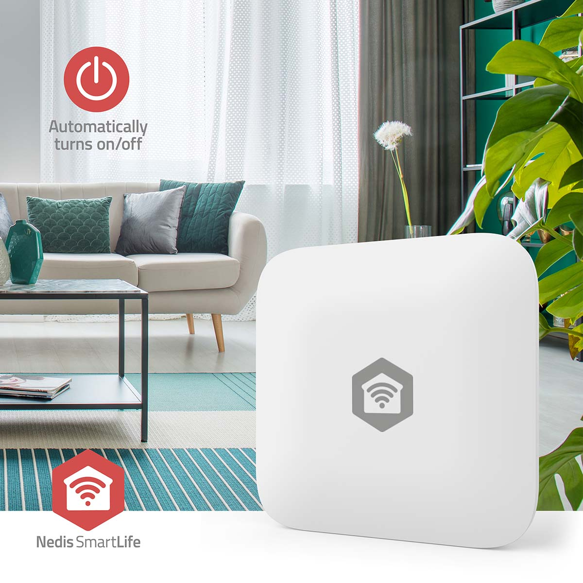 Ein weißes Smart-Home-Gerät mit WLAN-Logo. Ein Wohnzimmer mit Sofa, Kissen und Teppich.
