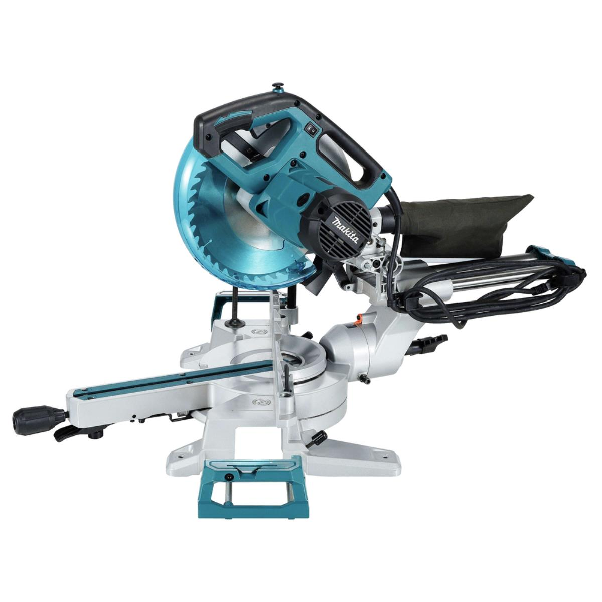 Een Makita verstekzaag op een witte achtergrond. Het heeft een turquoise en zwarte handgreep, een zilveren voet en een turquoise bladbeschermer.