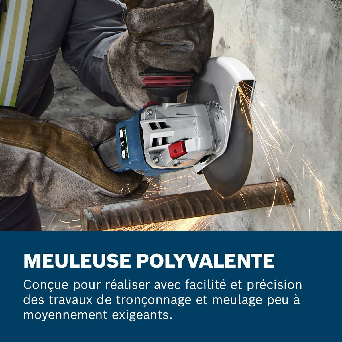 Une personne utilise une meuleuse d'angle, créant des étincelles en coupant une barre métallique. Le fond est un mur en béton.