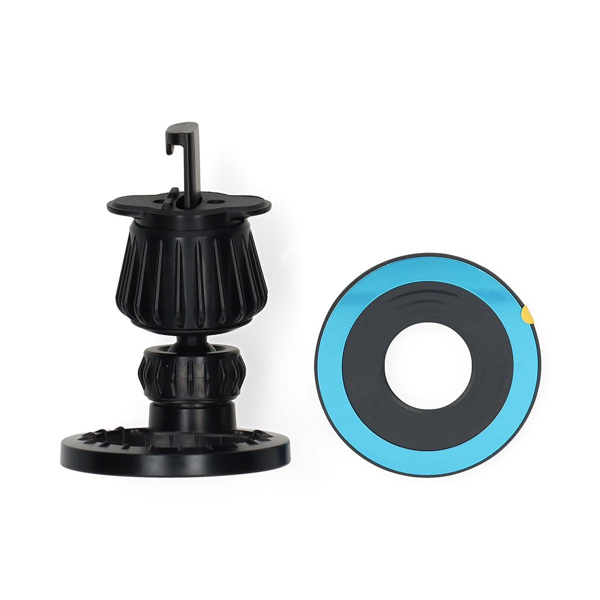 Een zwarte telefoonhouder voor in de auto met een haak en een ronde magnetische plaat met blauwe en zwarte ringen op een witte achtergrond.