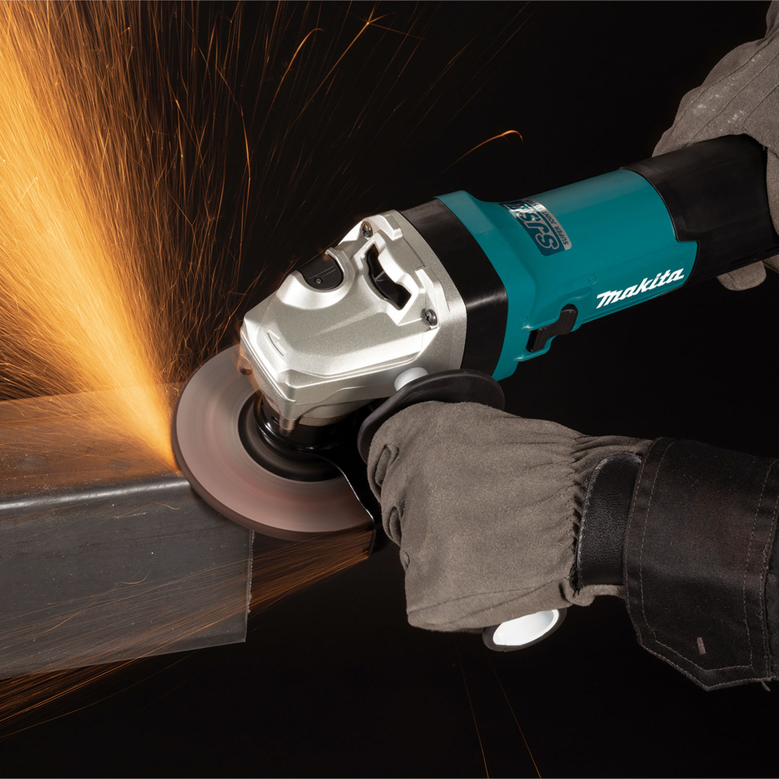 Eine Person, die einen Winkelschleifer auf Metall verwendet. Funken fliegen. Der Schleifer ist teal und schwarz, mit dem Makita-Logo.