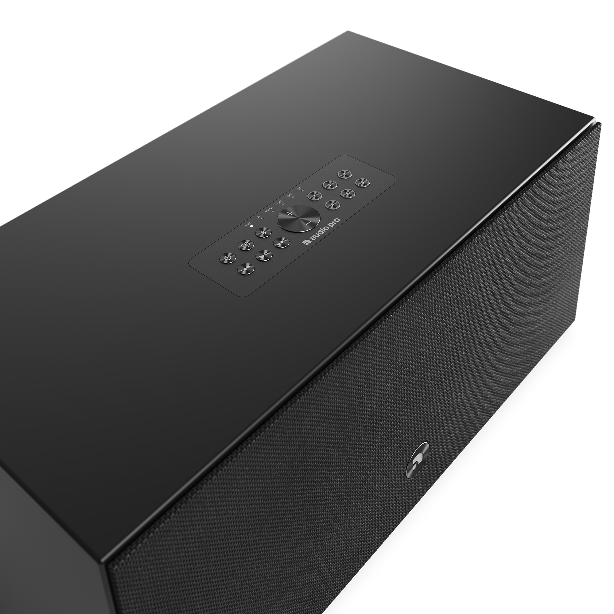 Ein schwarzer rechteckiger Lautsprecher mit Bedienelementen oben. Der Lautsprecher hat eine Mesh-Front und das Audio Pro Logo.