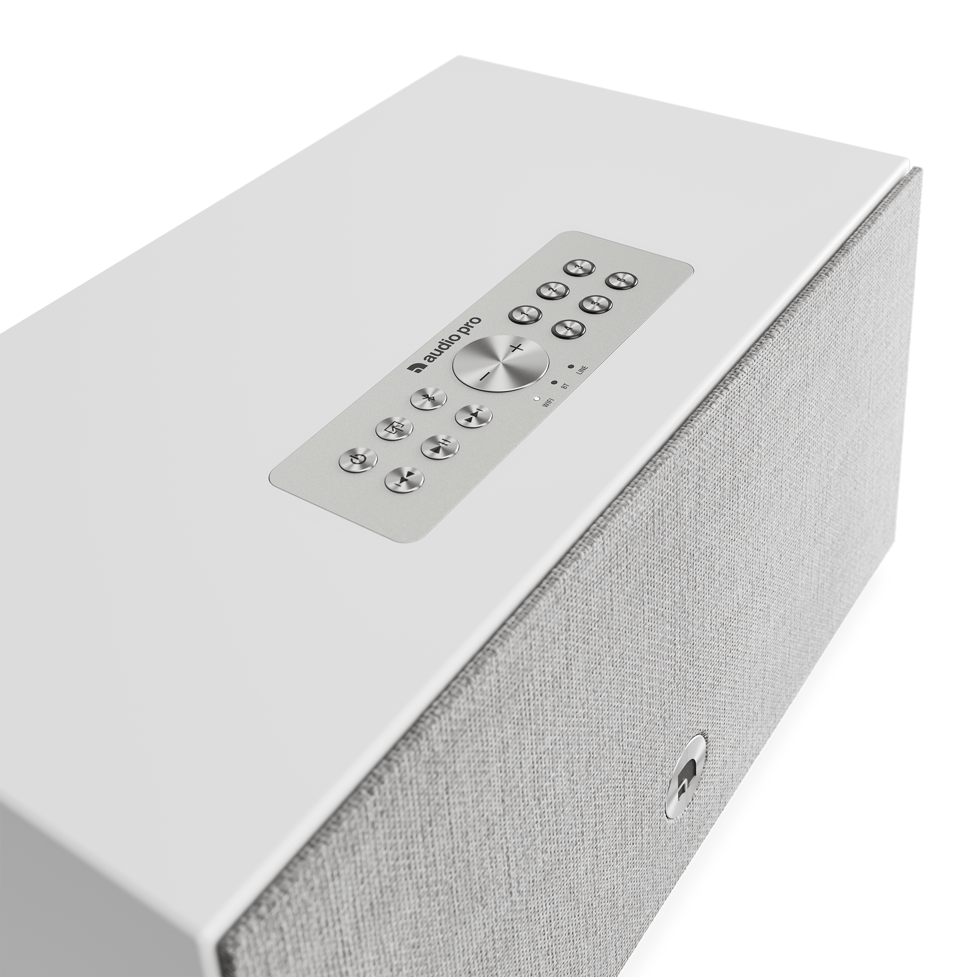 Weißer Audio-Lautsprecher mit grauem Stoff an der Seite. Er hat ein silbernes Bedienfeld mit Knöpfen und Audio Pro Logo.