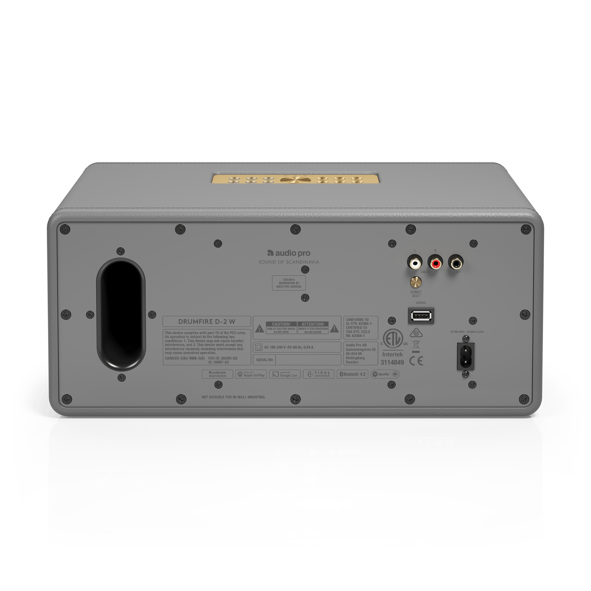 Un haut-parleur Audio Pro gris avec des accents et des boutons dorés. Il a des ports et des étiquettes à l'arrière. Fond noir.