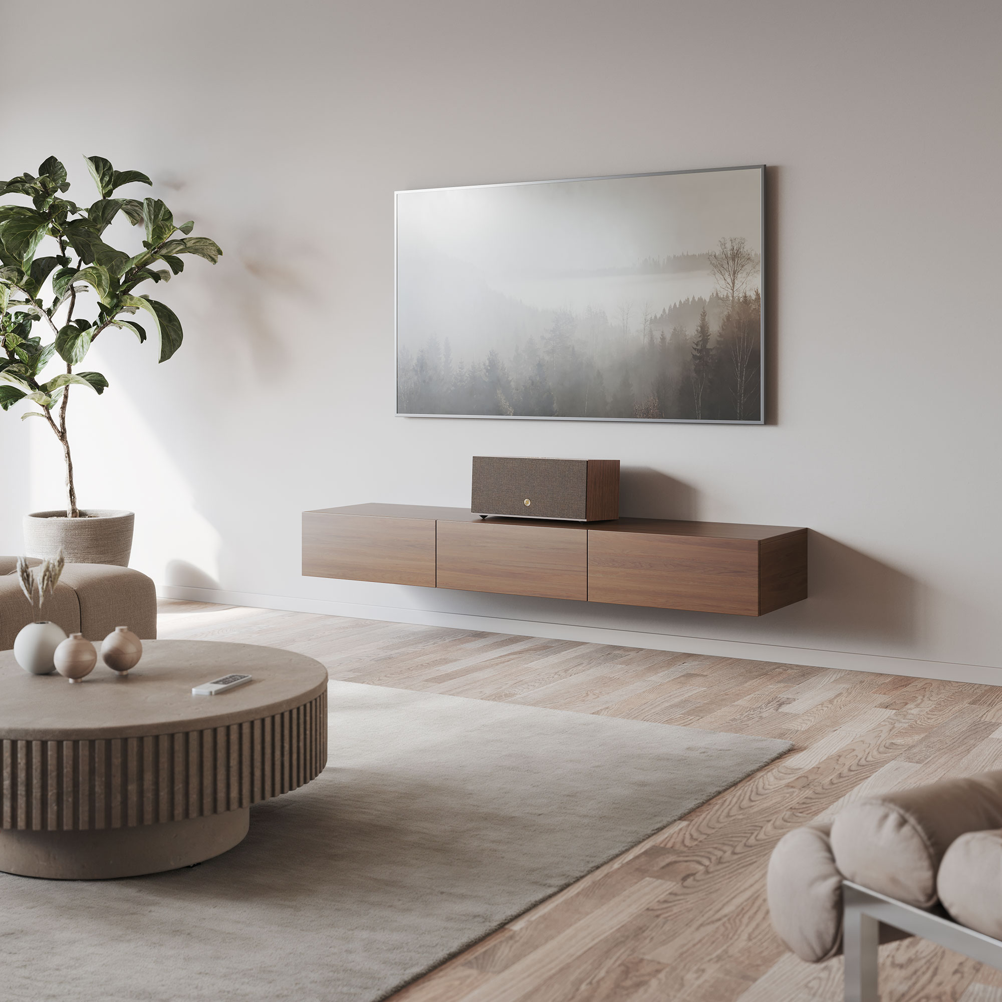 Ein modernes Wohnzimmer mit Fernseher über einem Holzschrank. Eine Pflanze, ein Sofa und ein Couchtisch vervollständigen die Szene.