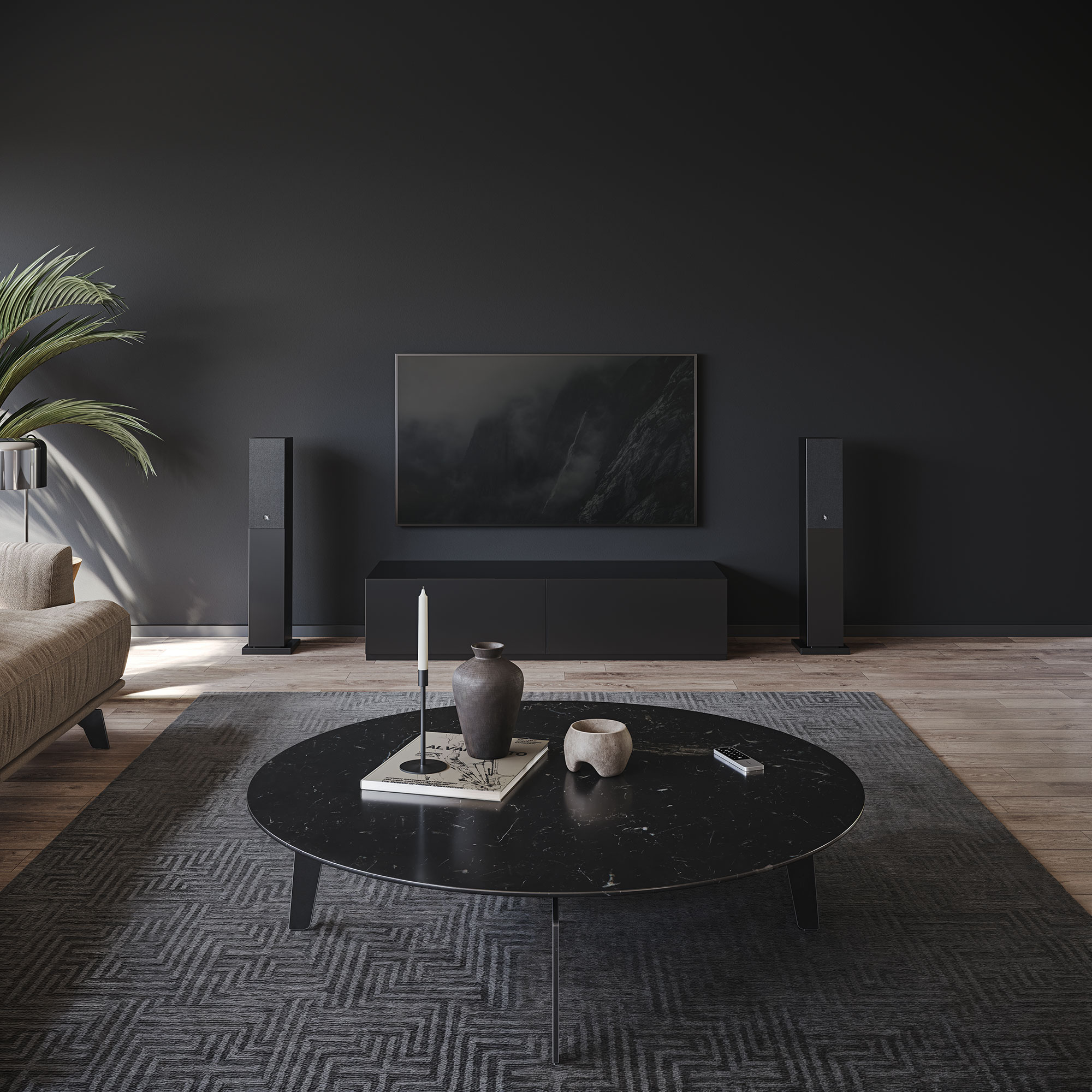 Wohnzimmer mit schwarzer Wand, Fernseher, Lautsprechern und Couchtisch. Ein Sofa und eine Pflanze sind auch sichtbar.