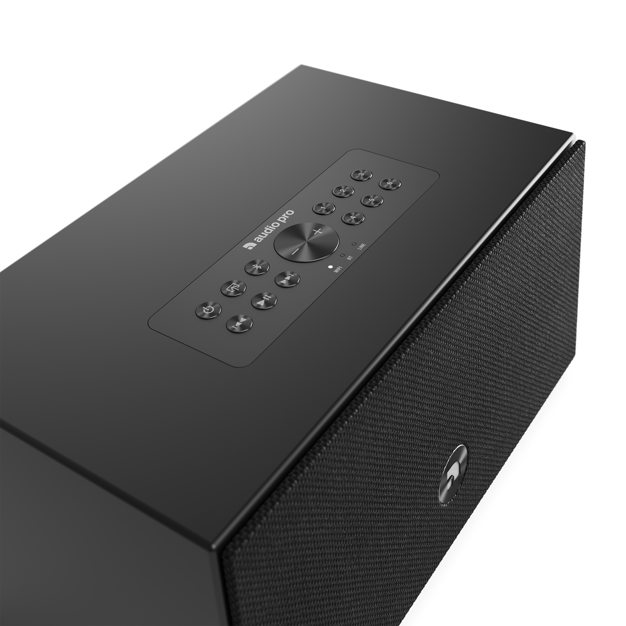 Schwarzer Audio Pro Lautsprecher mit Bedienfeld. Tasten für Ein/Aus, Lautstärke und Wiedergabe. Stoff-Lautsprechergitter an der Seite.