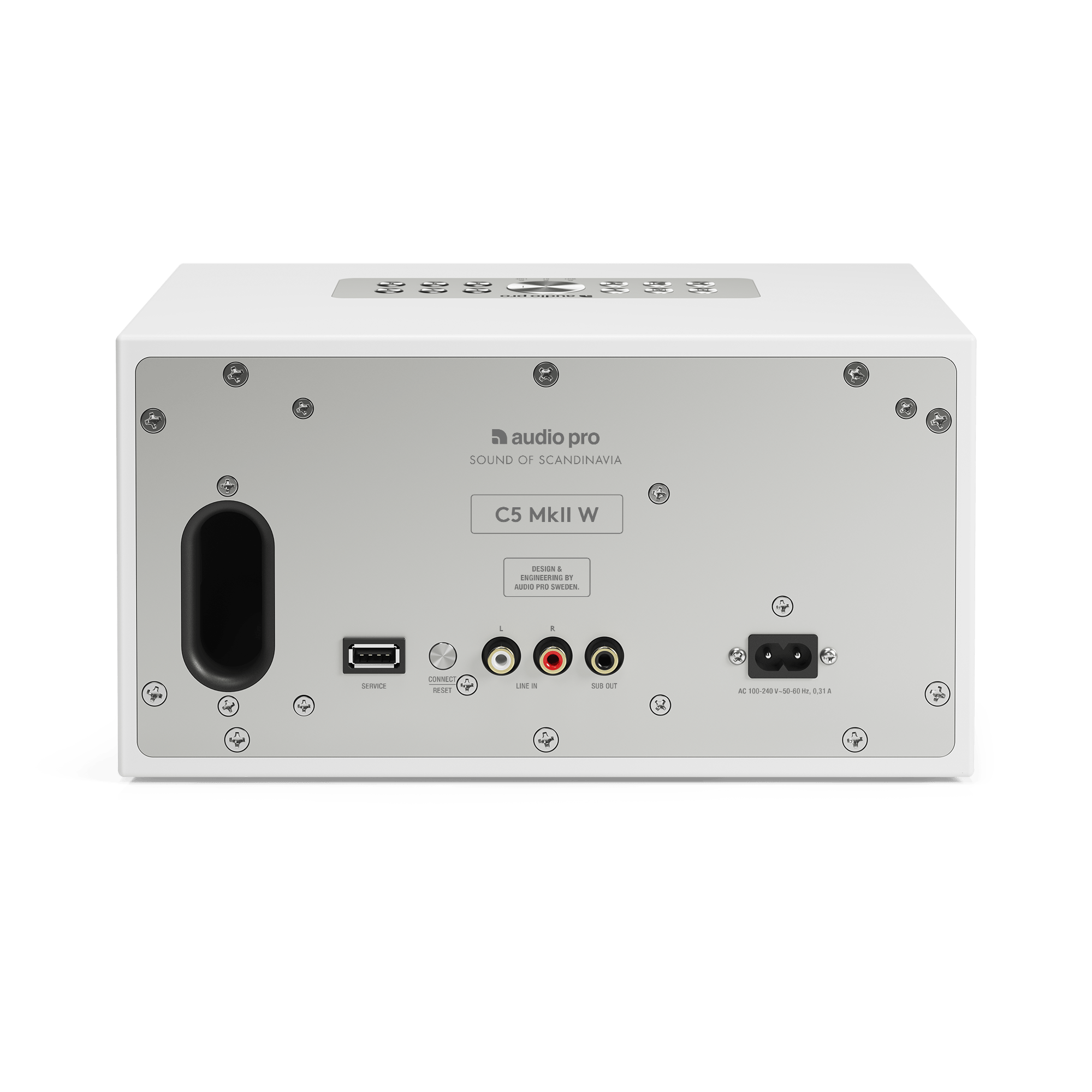 Rückseite eines weißen Audio Pro C5 MkII W-Lautsprechers mit Anschlüssen, Schrauben und Markenlogo auf grünem Hintergrund.