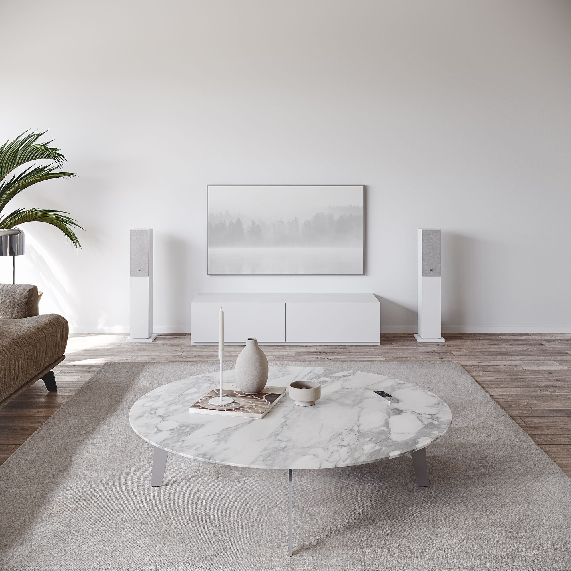 Ein modernes Wohnzimmer mit Marmor-Couchtisch, weißen Lautsprechern und einem Landschaftskunstwerk über einem weißen Schrank.