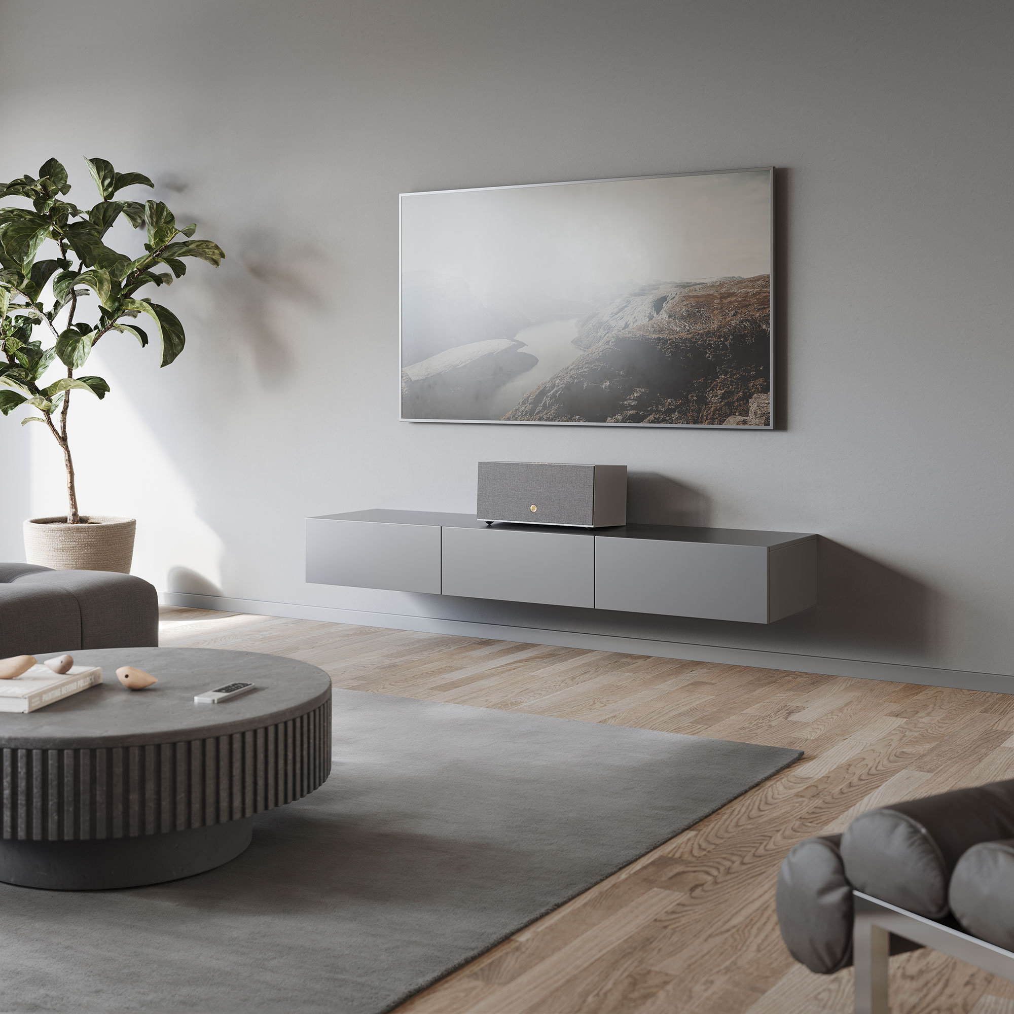 Ein modernes Wohnzimmer mit grauen Wänden, einem schwebenden Schrank, einem runden Tisch und einem großen Gemälde. Eine Pflanze steht in der Ecke.