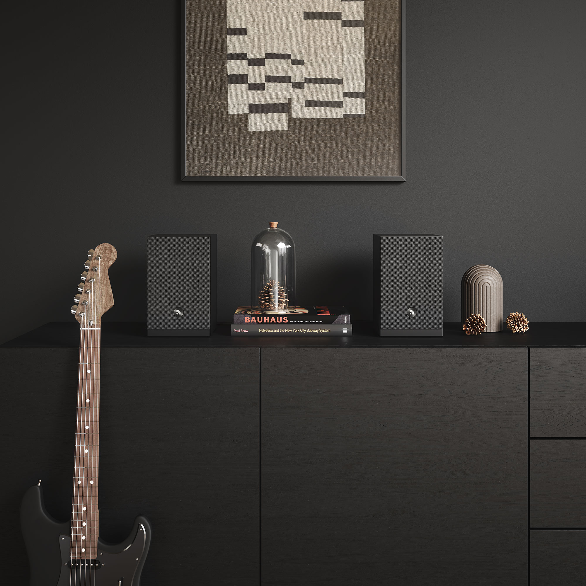 Eine schwarze Gitarre lehnt an einem schwarzen Schrank mit Lautsprechern, Kunst und Dekor. Ein gerahmtes abstraktes Kunstwerk hängt darüber.