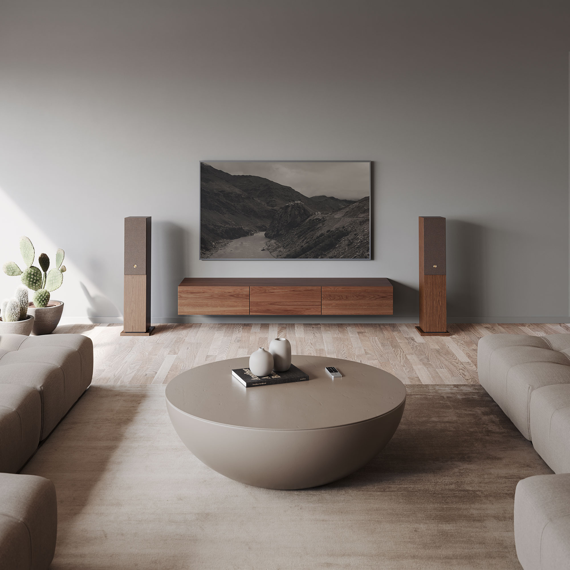 Modernes Wohnzimmer mit Fernseher, Lautsprechern, rundem Couchtisch und Sofas. Kaktus und heller Holzboden.
