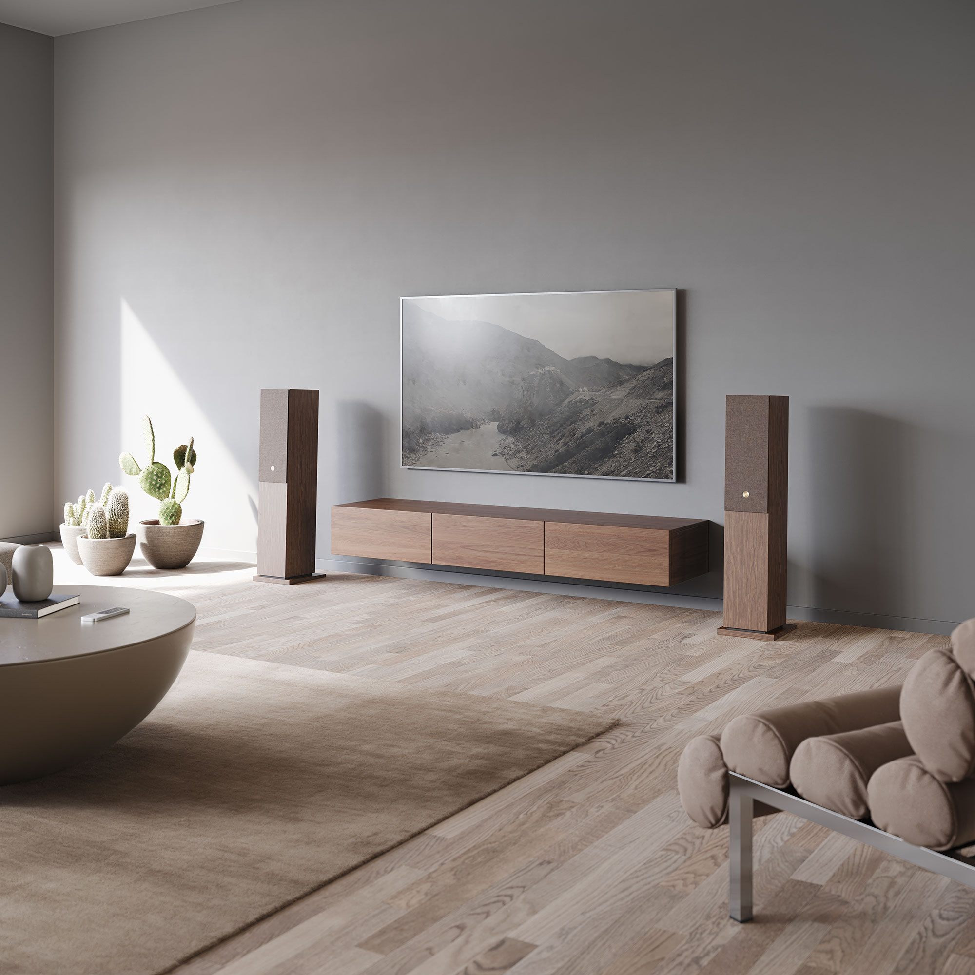 Modernes Wohnzimmer mit großem Fernseher, Lautsprechern, Couchtisch und neutralem Farbschema. Ein Landschaftsbild hängt an der Wand.