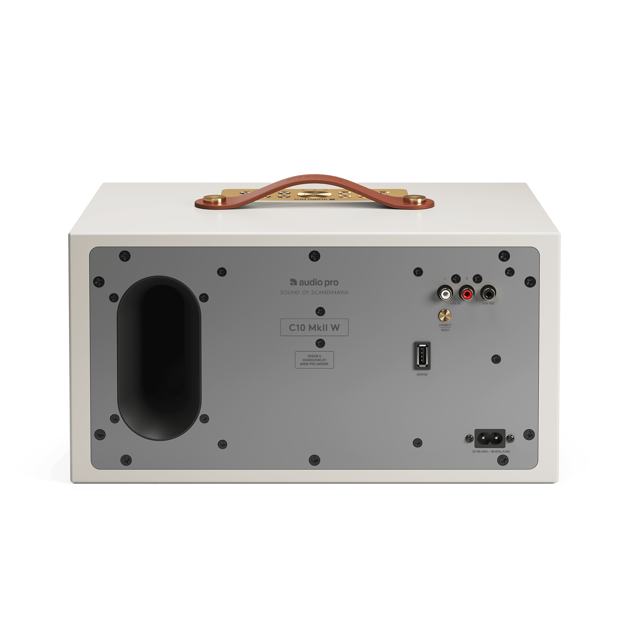 Witte speakerachterkant met poorten, bruine handgreep en Audio Pro-logo. Voorzien van ingangen, uitgangen en voedingsconnector.