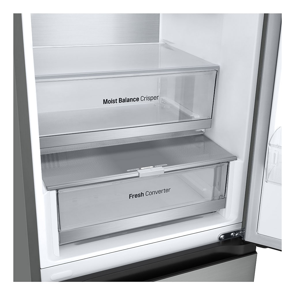 Interno frigorifero con due cassetti trasparenti etichettati 'Moist Balance Crisper' e 'Fresh Converter'. Accenti argentati e interno bianco.