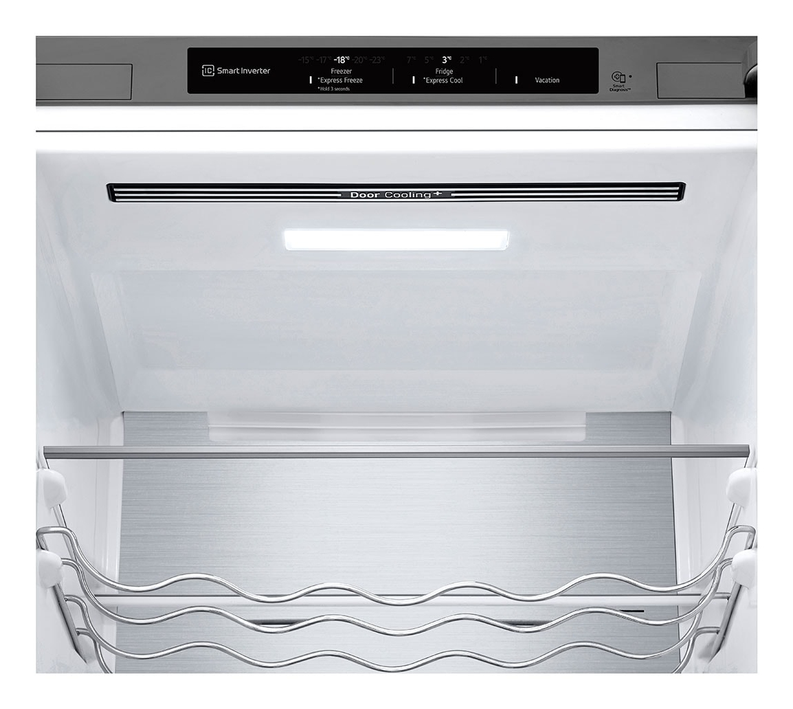 Interno di un frigorifero: comandi, luce, ripiani e portabottiglie. Sono visibili display per la temperatura e modalità come congelamento rapido.