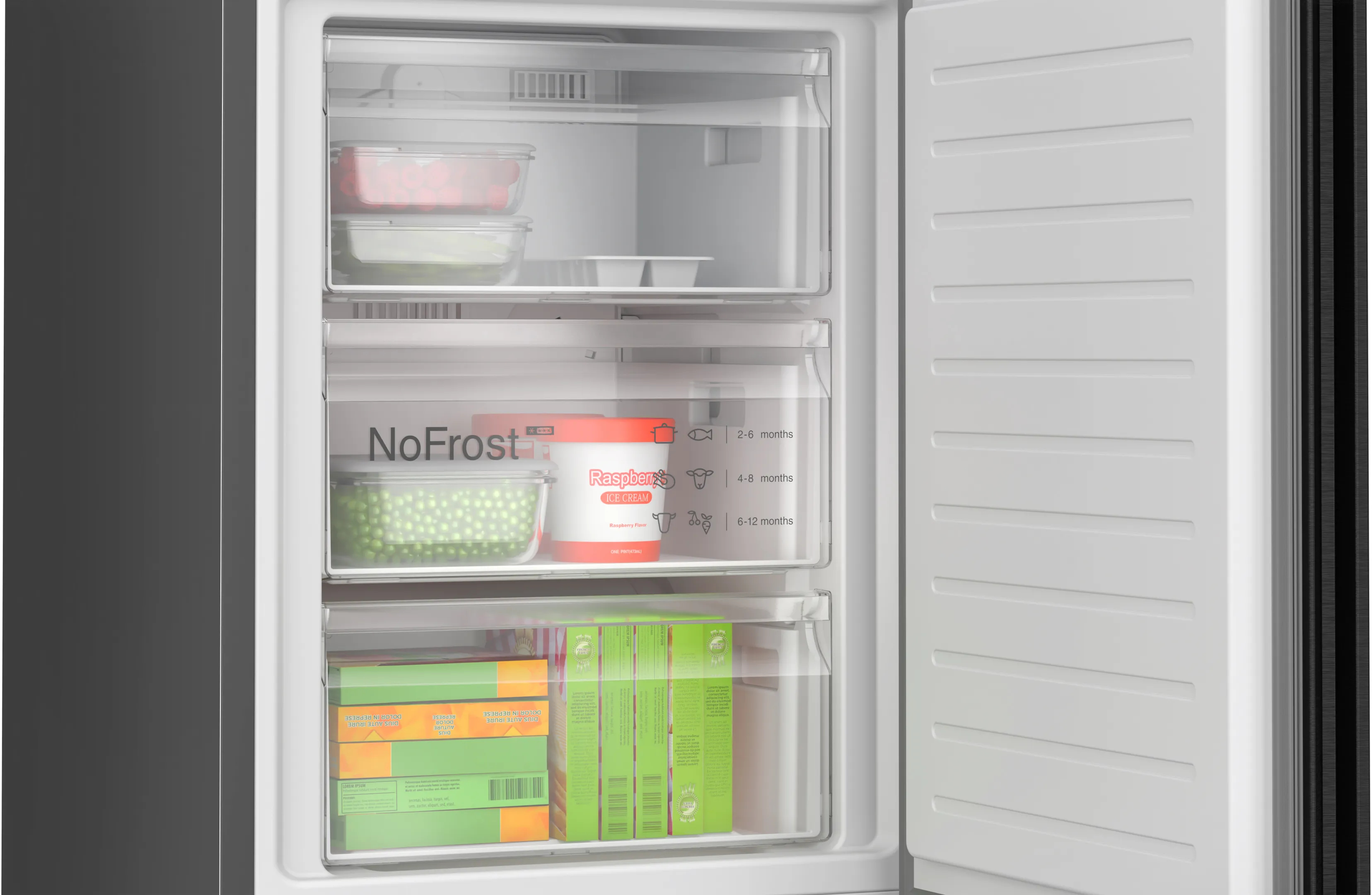 Offener Gefrierschrank mit verschiedenen Artikeln: Eis, gefrorenen Erbsen und anderen verpackten Lebensmitteln. Weißes Interieur und Tür.
