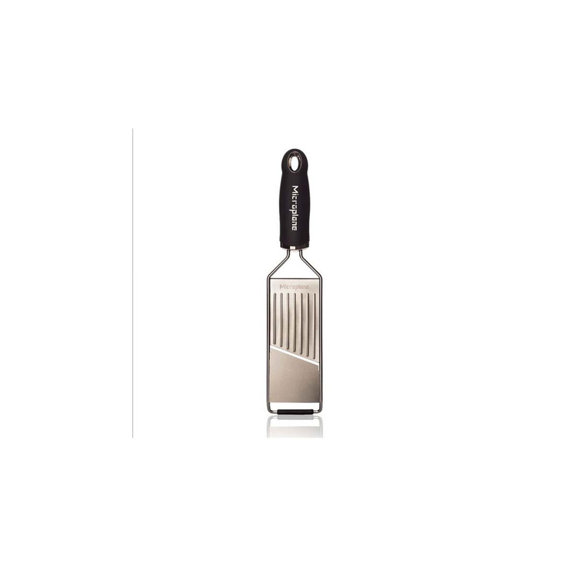 Ein Microplane-Reibeisen mit schwarzem Griff und silberner Reibefläche auf weißem Hintergrund. Der Markenname ist sichtbar.