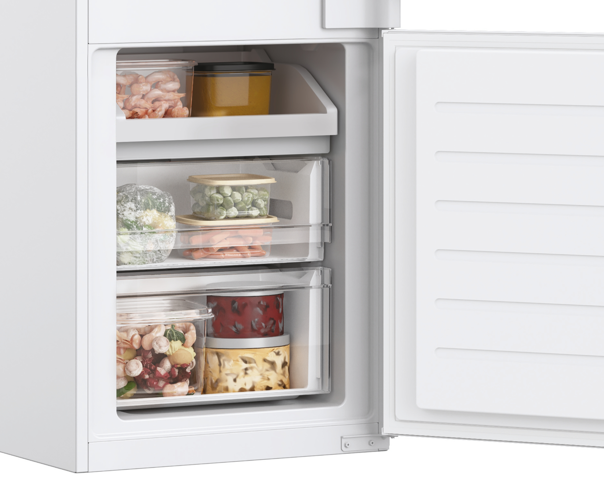 Freezer aperto con vari alimenti all'interno. Gamberetti, piselli, carote e altri prodotti sono visibili.