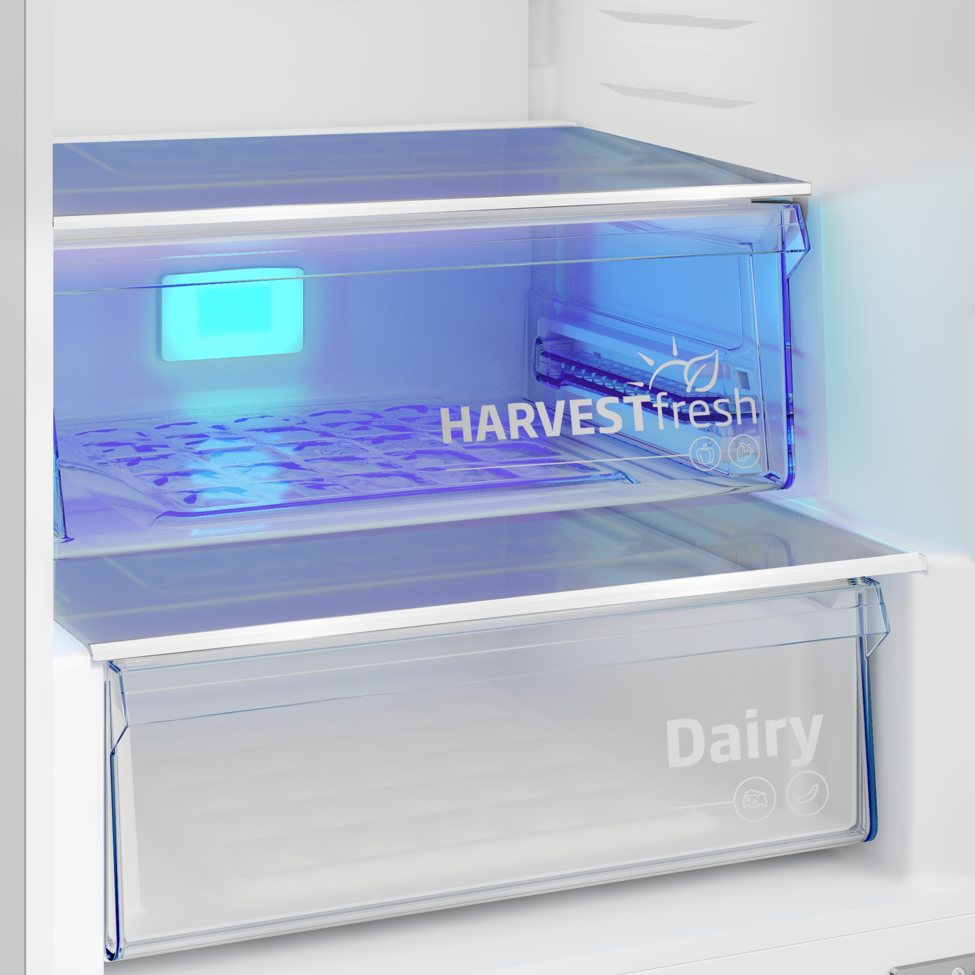 Interno di un frigorifero. Due cassetti trasparenti con scritte 'HARVESTfresh' e 'Dairy'. Illuminazione blu.