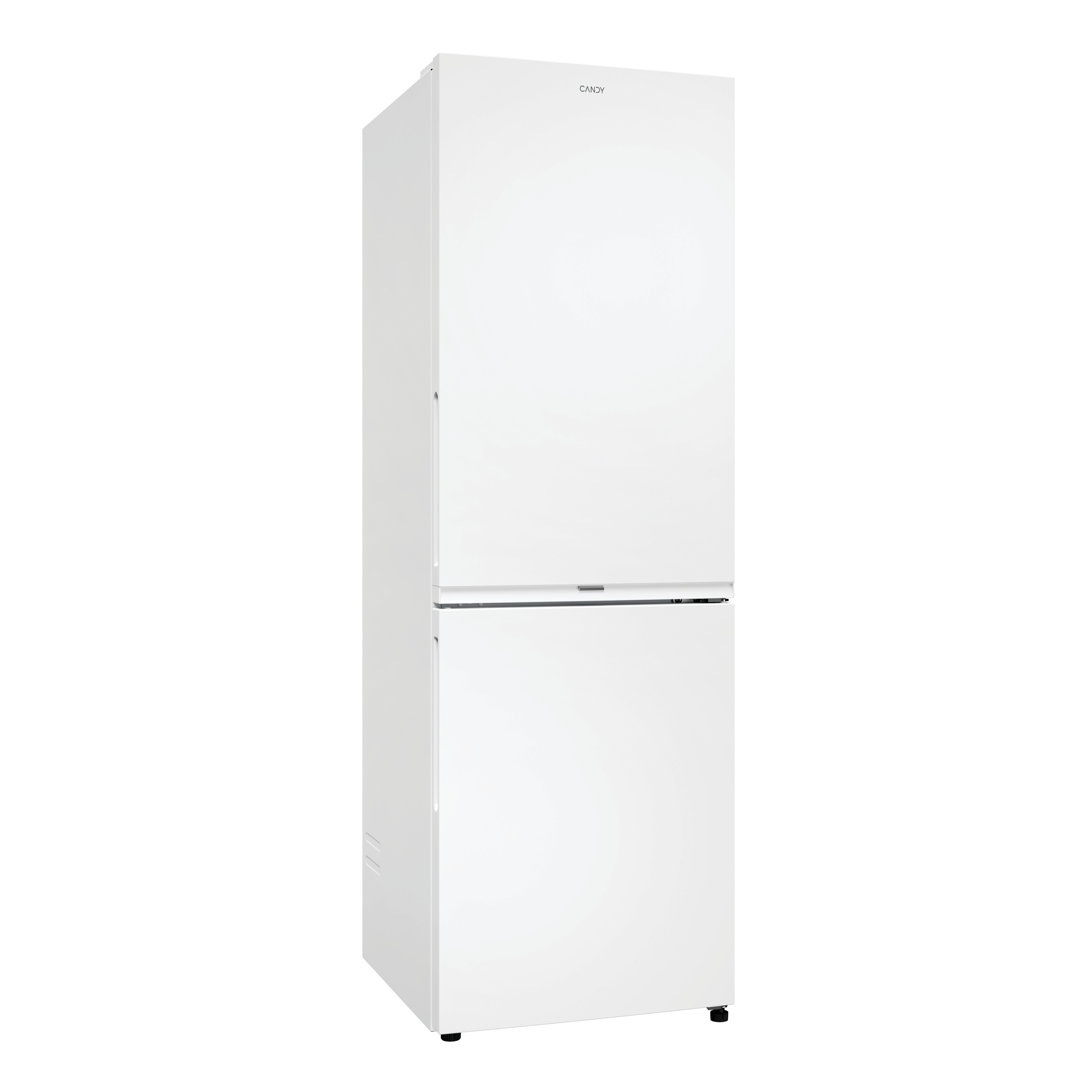 Un refrigerador Candy blanco sobre fondo blanco. Tiene dos puertas, con el nombre de la marca arriba.