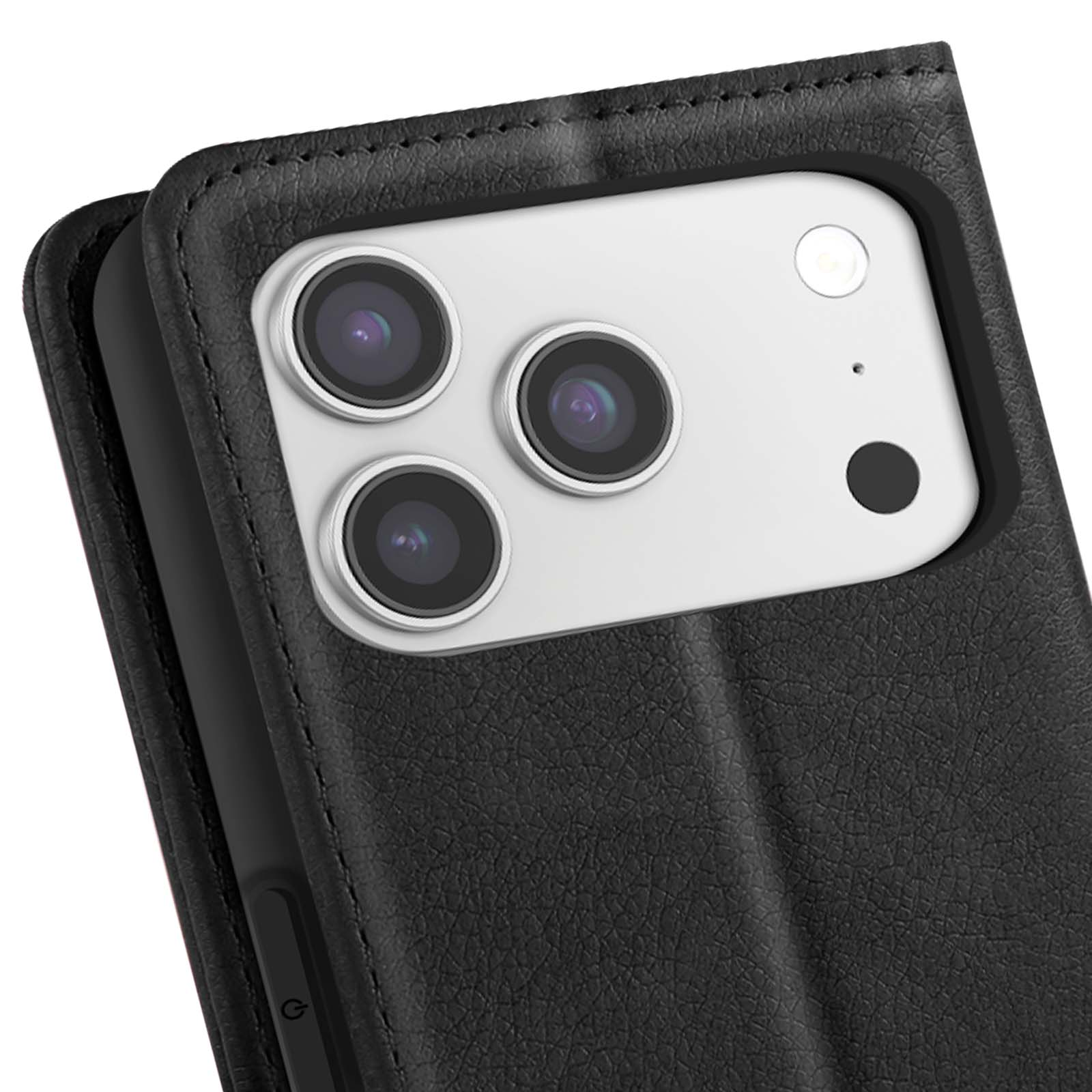 Primo piano di una custodia per telefono in pelle nera con un modulo fotocamera bianco con tre obiettivi, un flash e un punto nero.