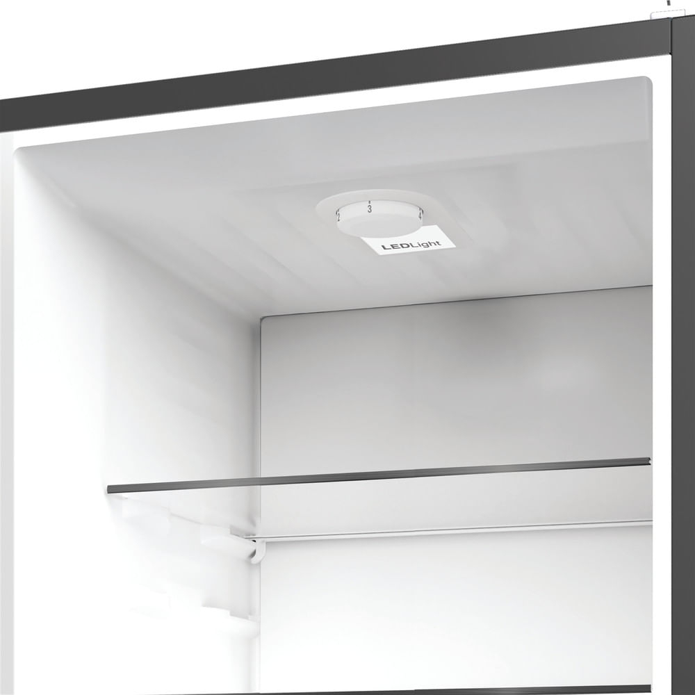 All'interno di un frigorifero, è visibile un ripiano in vetro. Una luce LED è sul soffitto, con un'etichetta LEDLight.