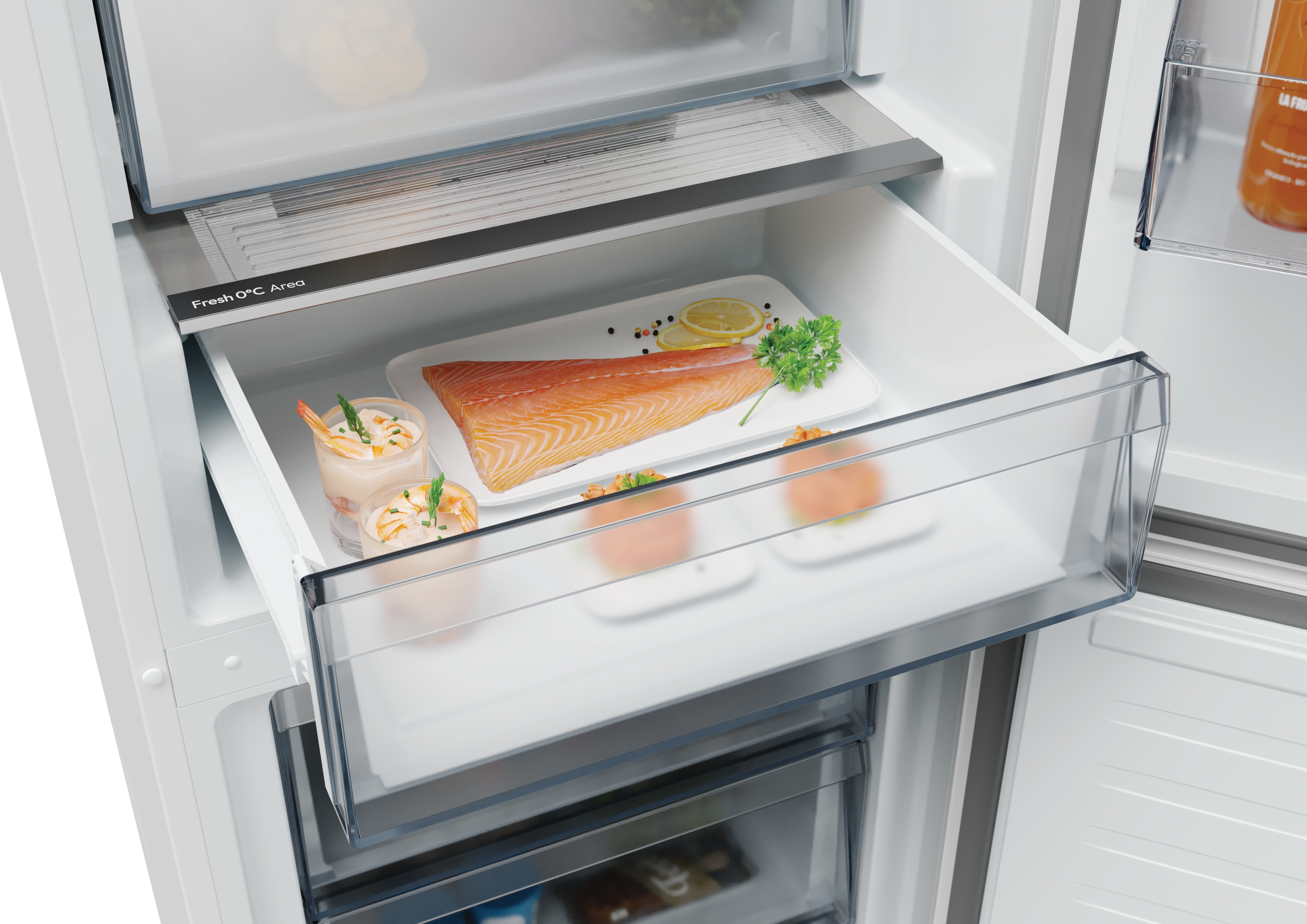Interior de refrigerador con salmón, aperitivos de camarones y limón. Zona fresca 0°C. Fondo blanco.