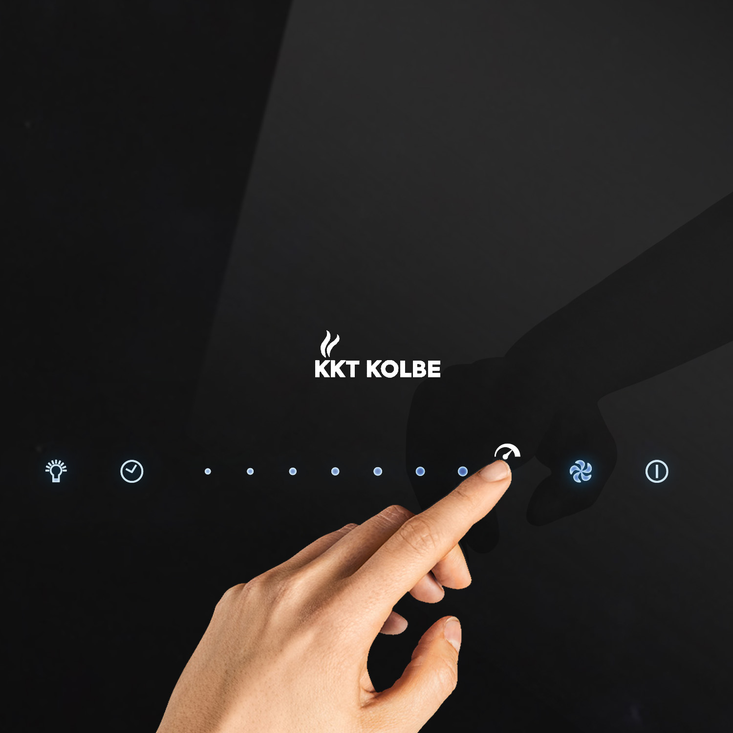Eine Hand drückt auf eine Taste an einem schwarzen Bedienfeld eines Geräts. Das Feld hat beleuchtete Symbole und das Logo "KKT KOLBE".