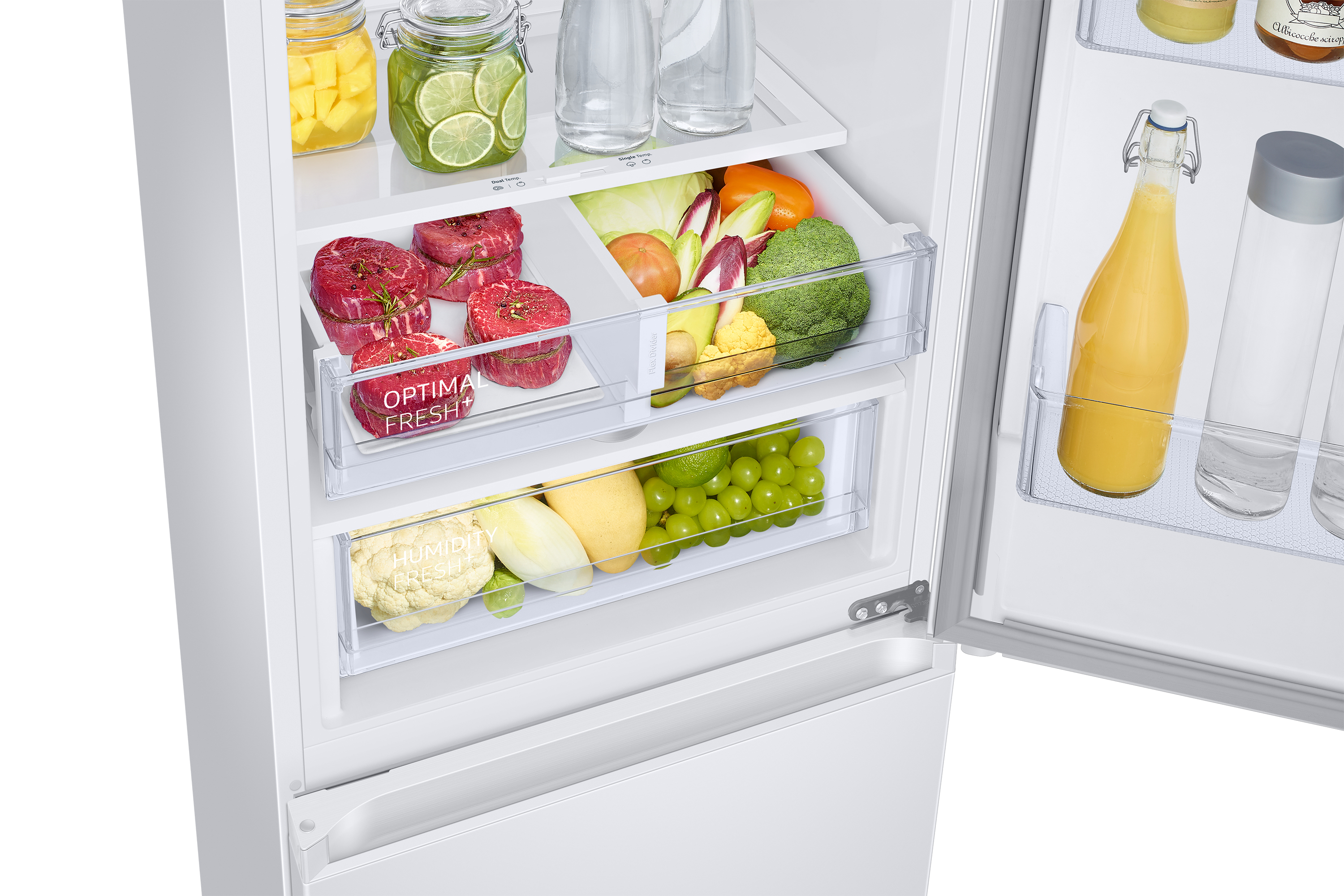 Interno frigorifero: frutta, verdura, carne e bevande. Contenitori e cassetti trasparenti. Frigorifero bianco con porta aperta.