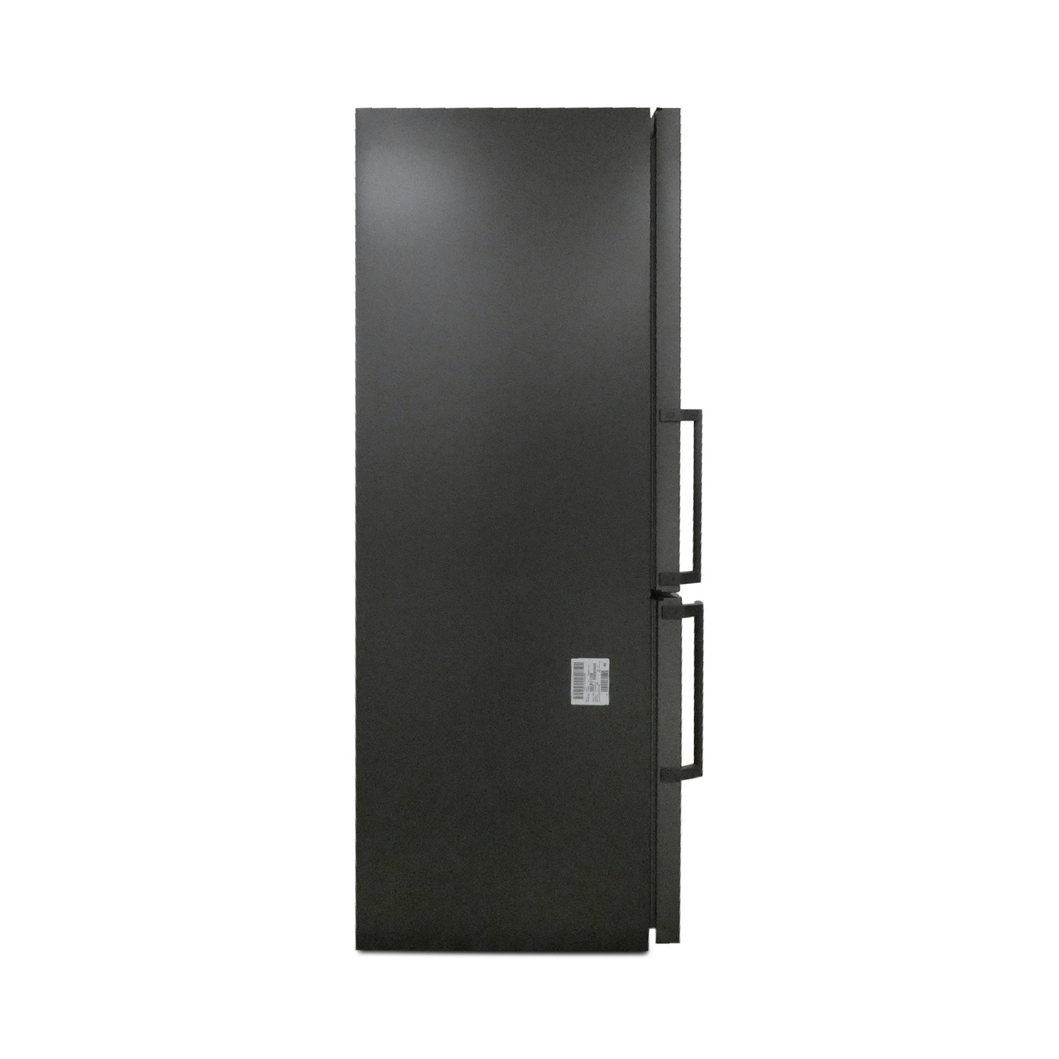 Ein schwarzer Kühlschrank steht vor weißem Hintergrund. Er hat zwei Griffe, ein Etikett und ein zweitüriges Design.