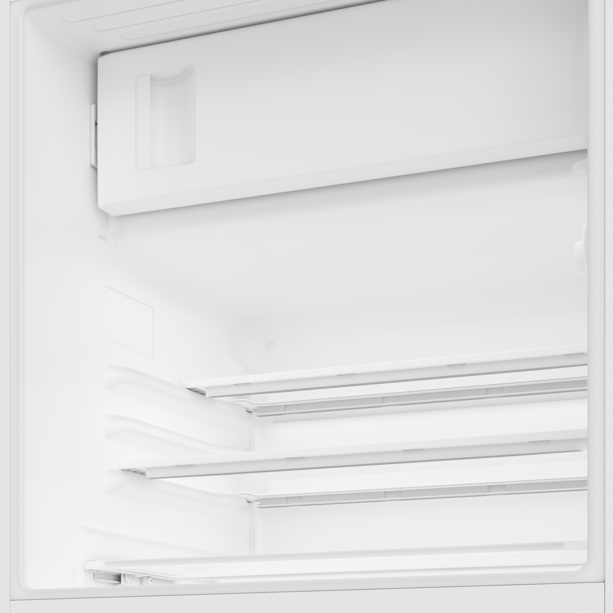 Interno vuoto e bianco di un frigorifero. Include ripiani e un vano sulla porta. L'atmosfera è luminosa e pulita.