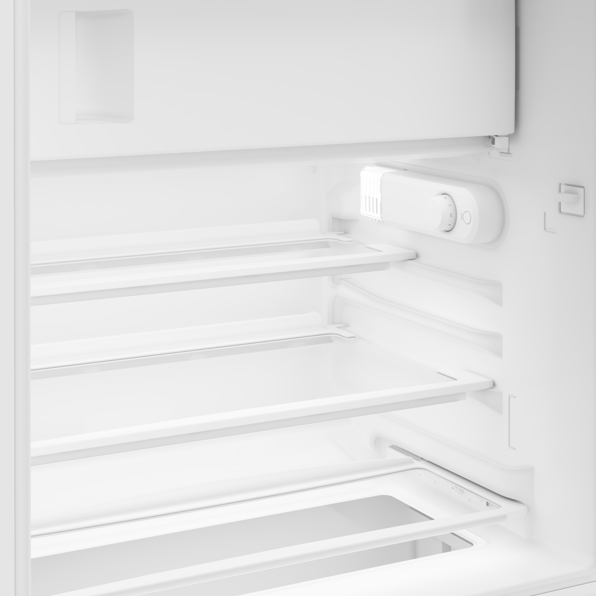 Interno di un frigorifero bianco vuoto. Ha diversi ripiani, una luce e un controllo della temperatura. La porta è aperta.