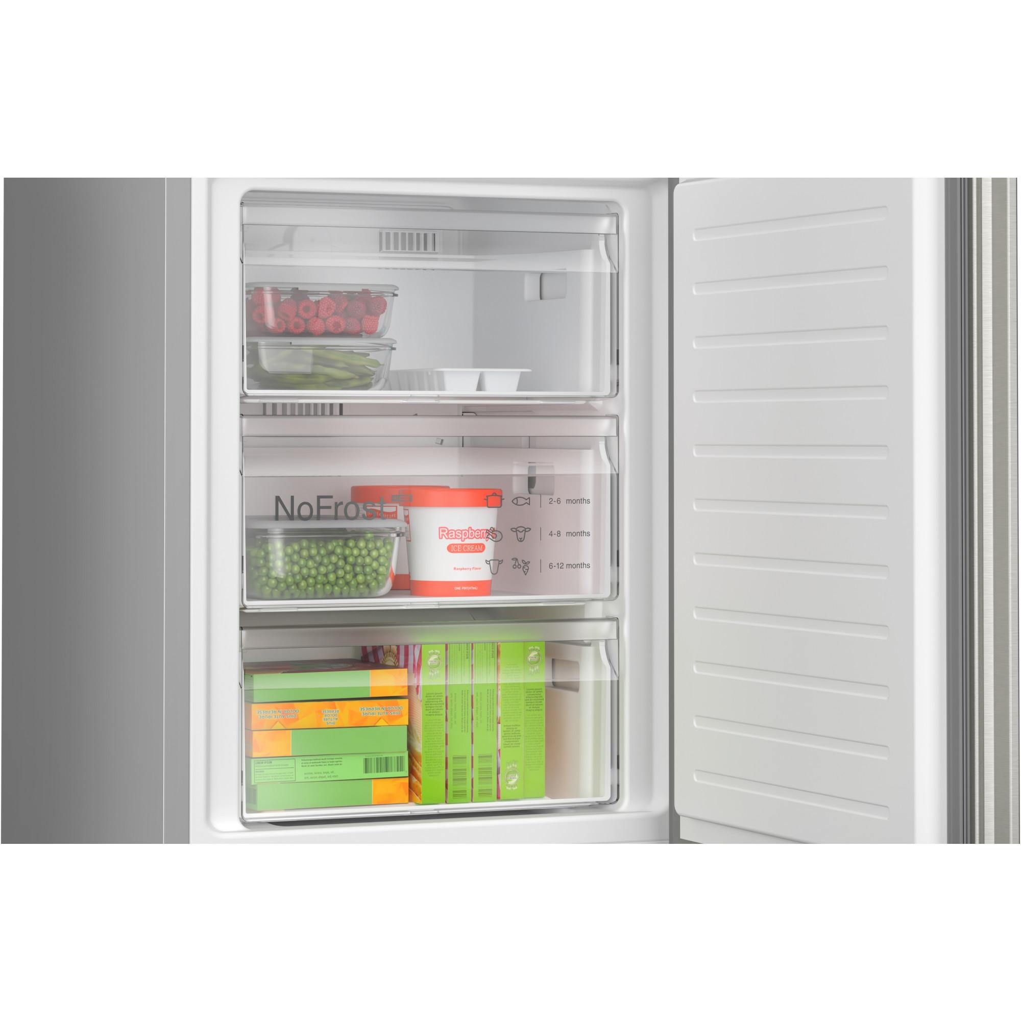 Freezer aperto con vari elementi: lamponi, piselli, gelato e scatole di cibo surgelato. Ripiani chiari e organizzati.