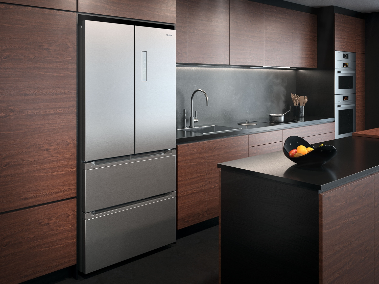 Moderne Küche mit Edelstahlkühlschrank, dunklen Holzschränken und einer schwarzen Arbeitsplatte mit einer Obstschale.