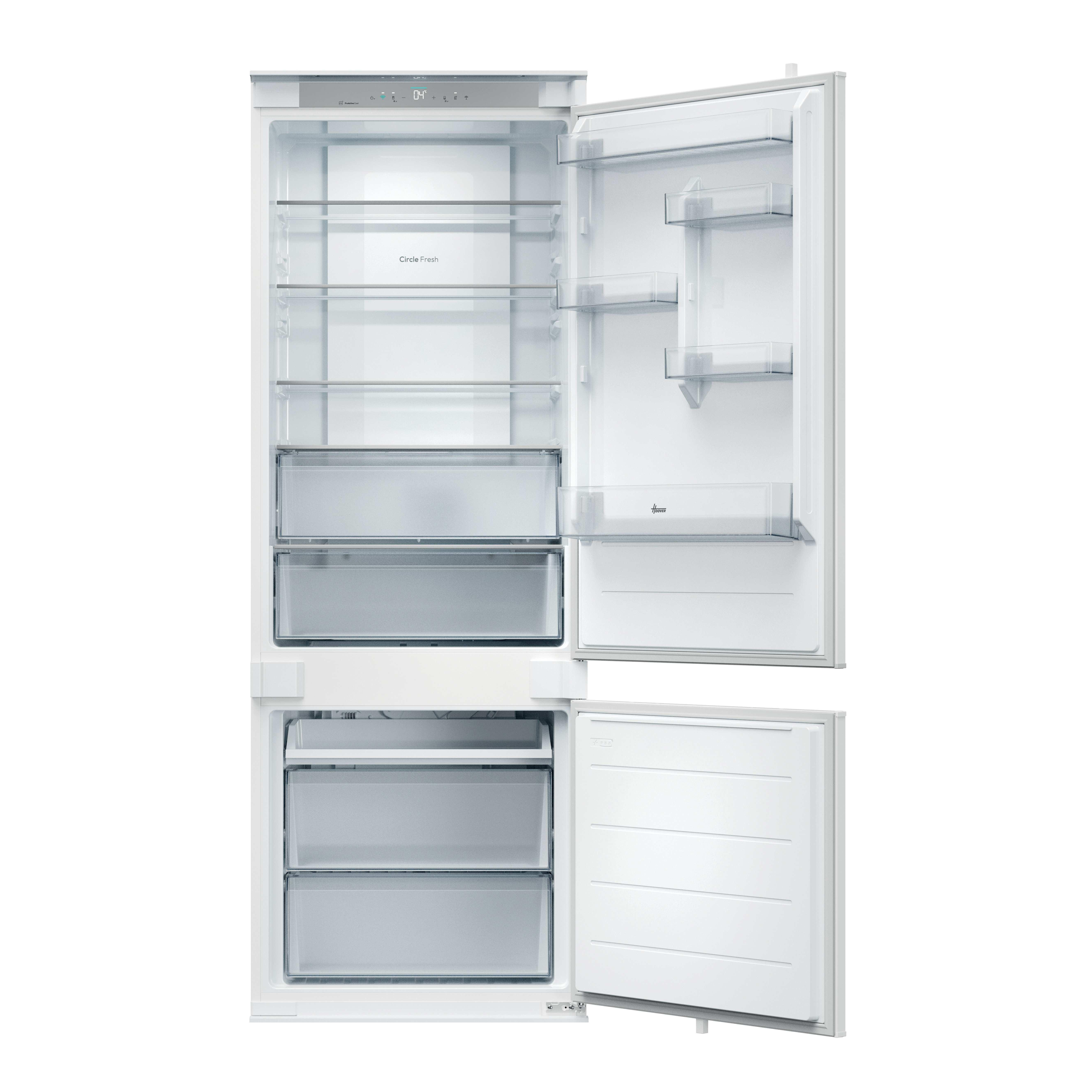 Un refrigerador blanco con puertas abiertas. Se ven estantes y cajones en el interior. La puerta tiene una pantalla digital.