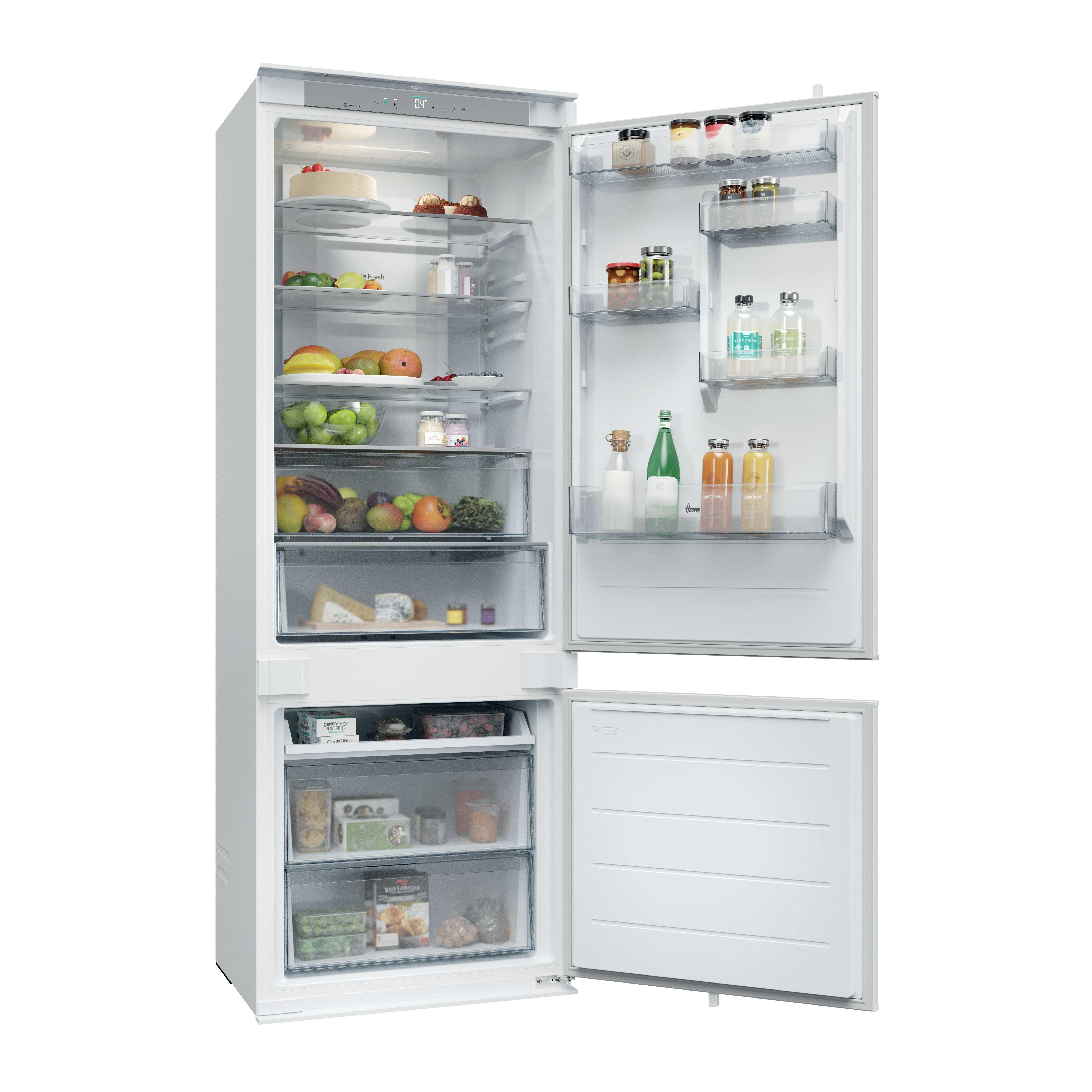 Un refrigerador blanco con puertas abiertas, que muestra estantes con alimentos como frutas, verduras y frascos.