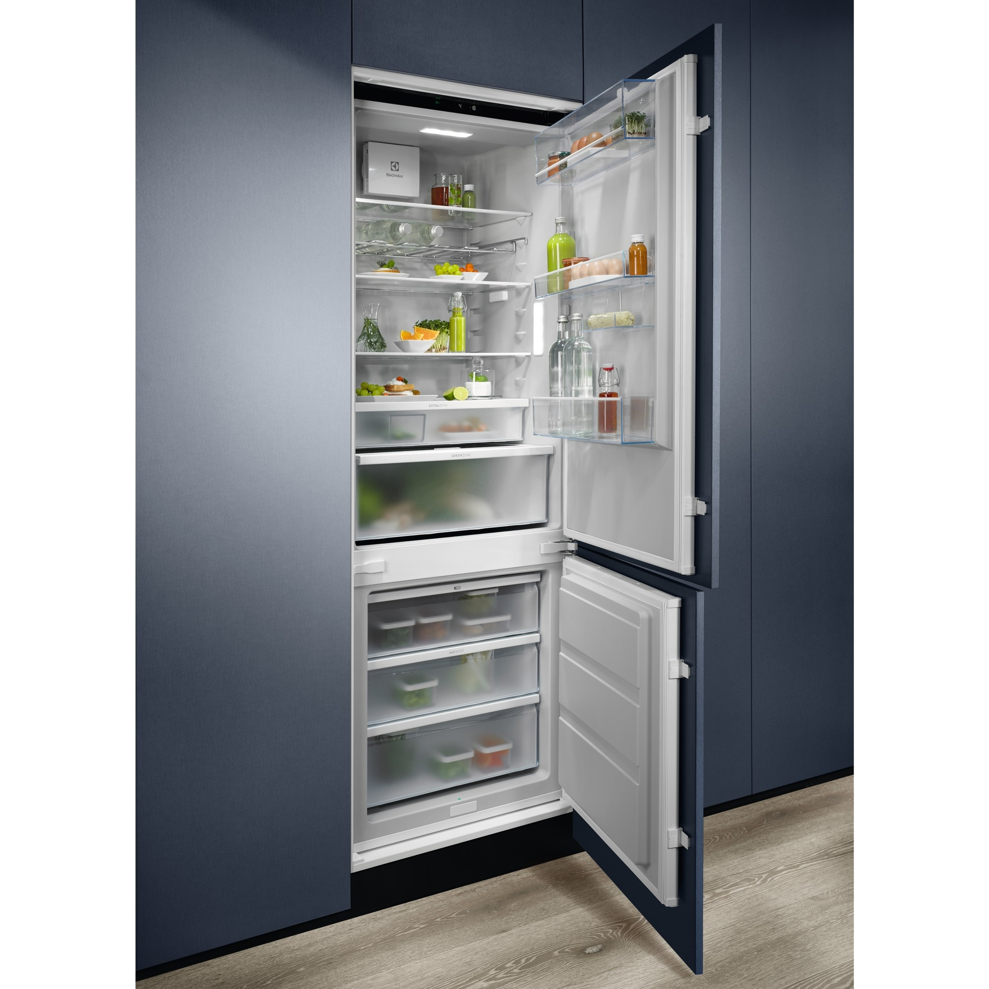 Frigorifero aperto con cibo. All'interno, ripiani con frutta, verdura, bevande. Porte aperte, esterno blu.